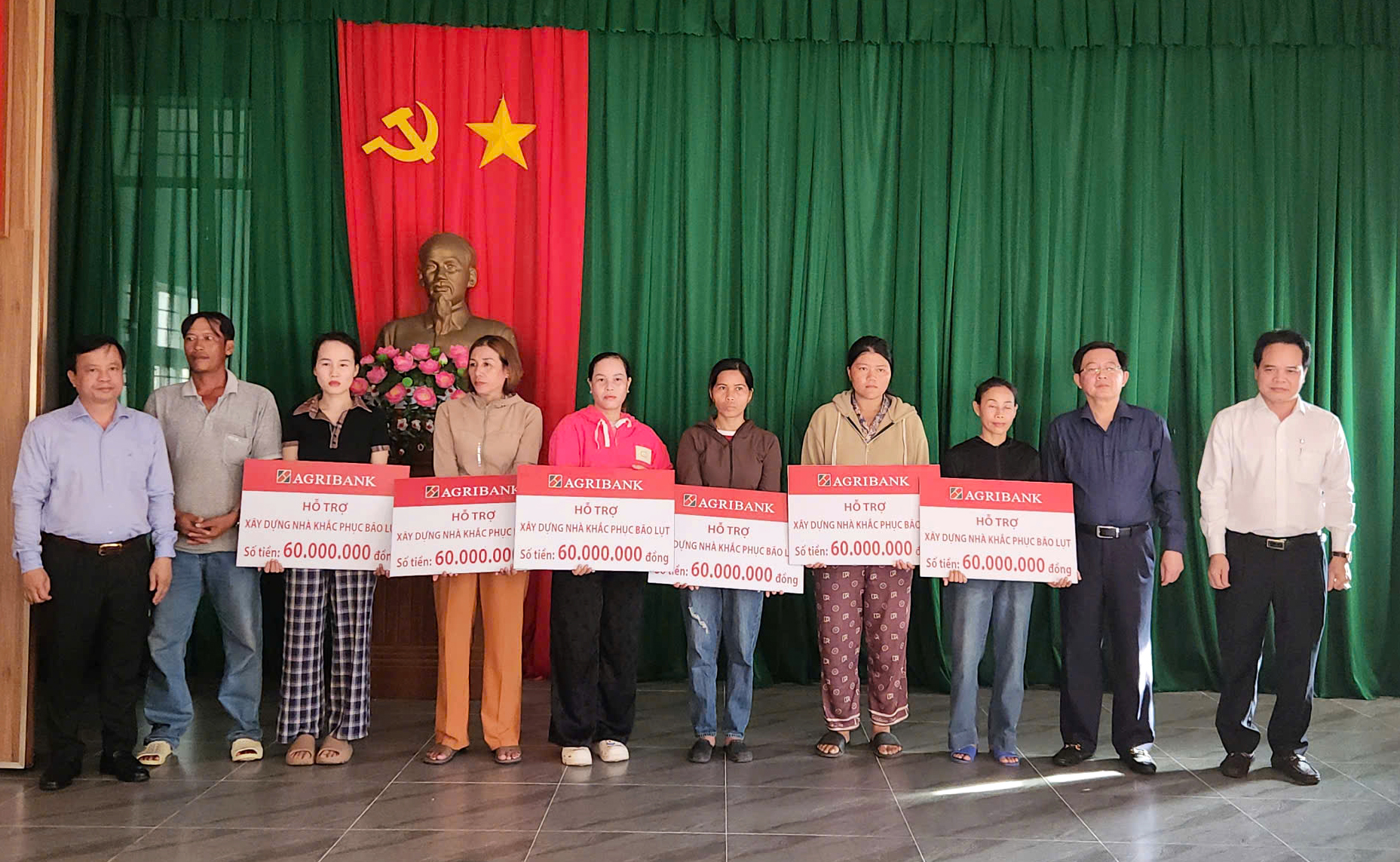 Phó Thủ tướng Hồ Quốc Dũng thăm, tặng quà người dân Gia Lai bị ảnh hưởng do bão số 13- Ảnh 4.