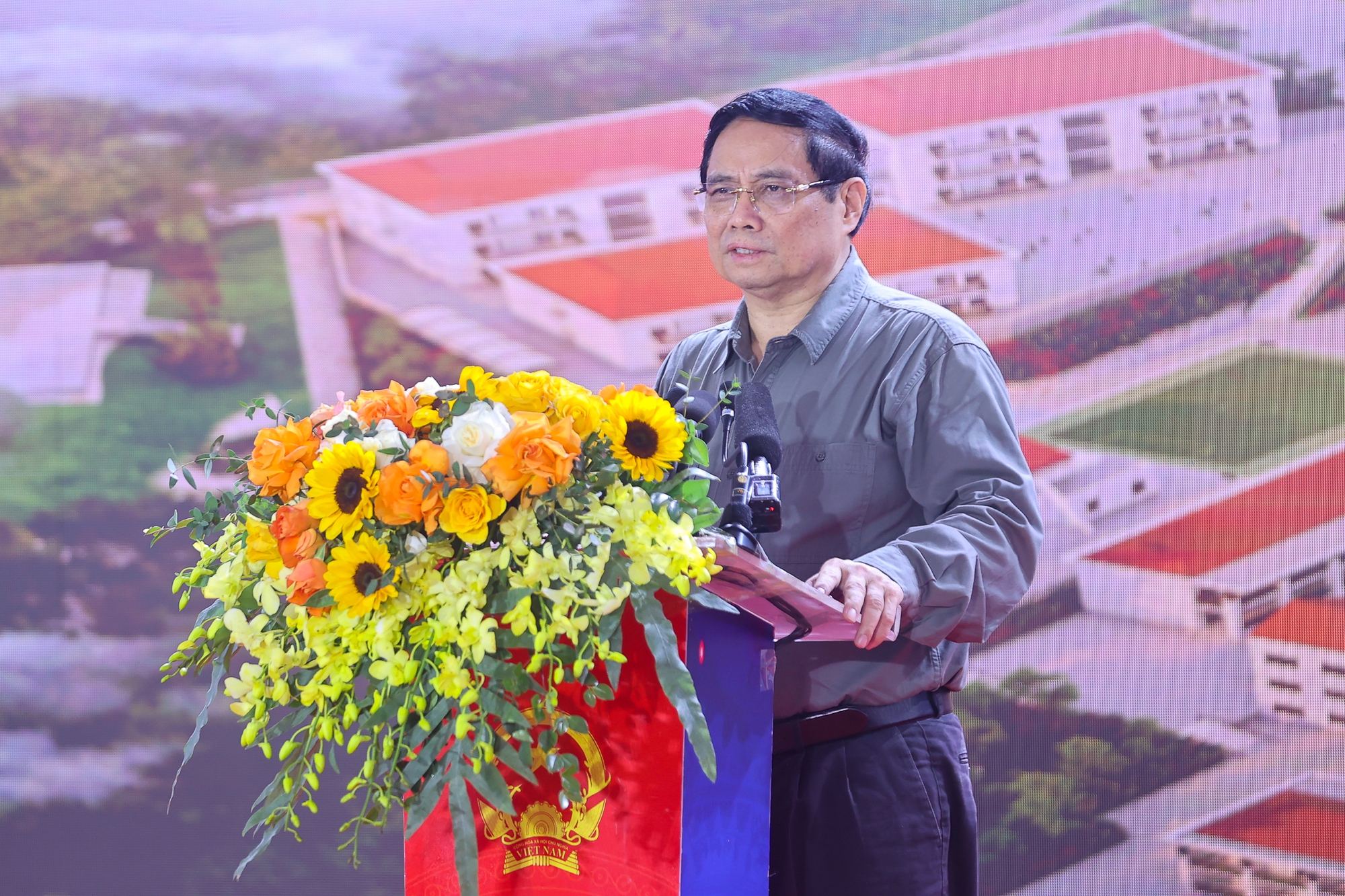 Thủ tướng: Từng ngôi trường mới nơi biên giới sẽ là nơi gieo con chữ, ươm mầm tri thức, thắp sáng ước mơ, hiện thực hóa khát vọng- Ảnh 3. Thủ tướng: Từng ngôi trường mới nơi biên giới sẽ là nơi gieo con chữ, ươm mầm tri thức, thắp sáng ước mơ, hiện thực hóa khát vọng- Ảnh 3.