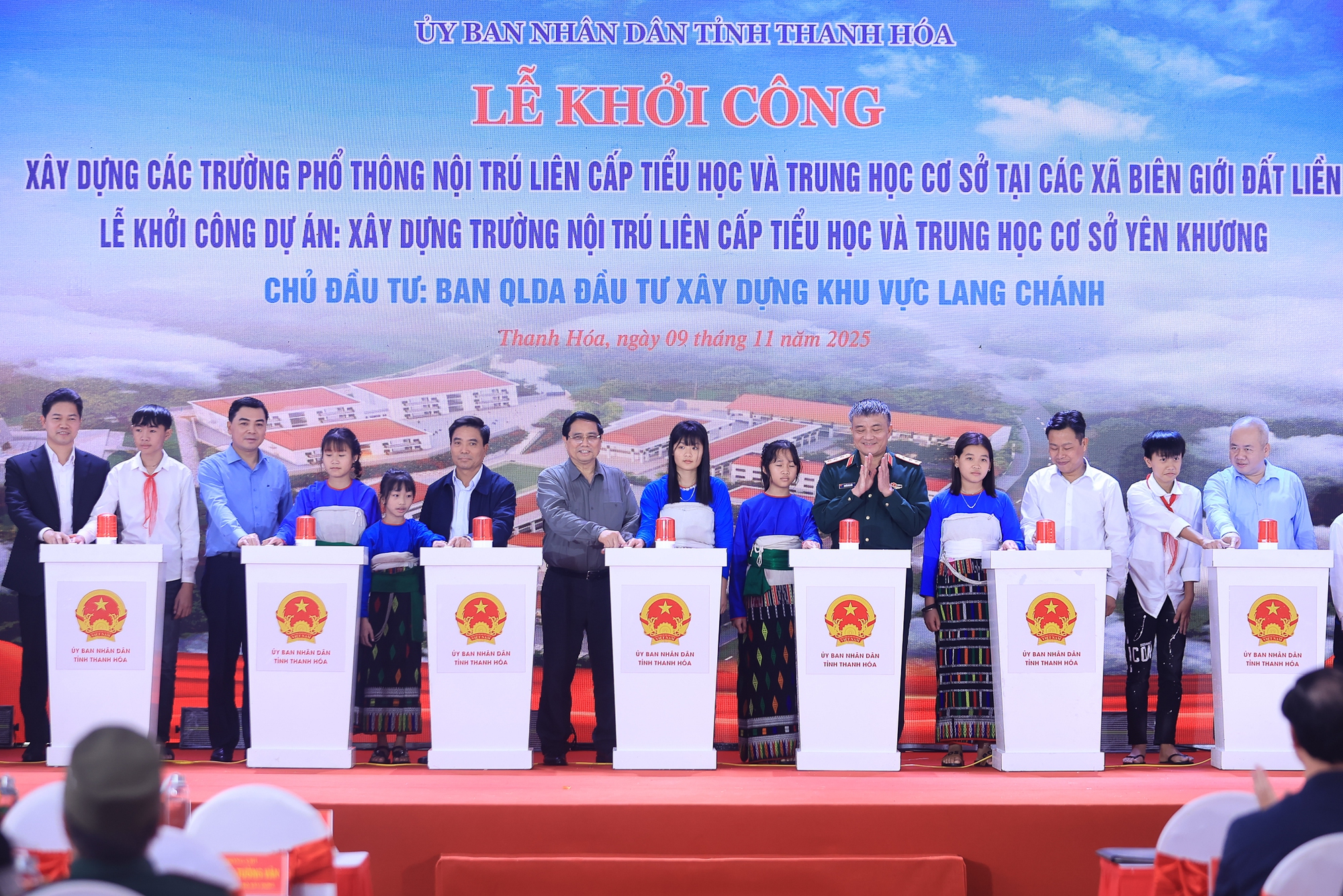 Thủ tướng: Từng ngôi trường mới nơi biên giới sẽ là nơi gieo con chữ, ươm mầm tri thức, thắp sáng ước mơ, hiện thực hóa khát vọng- Ảnh 5. Thủ tướng: Từng ngôi trường mới nơi biên giới sẽ là nơi gieo con chữ, ươm mầm tri thức, thắp sáng ước mơ, hiện thực hóa khát vọng- Ảnh 5.