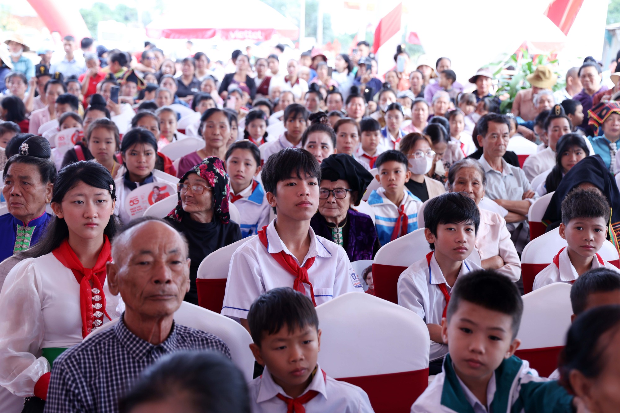 Phó Thủ tướng Lê Thành Long dự lễ khởi công "ngôi nhà thứ 2" của hàng ngàn học sinh vùng biên Điện Biên- Ảnh 5.