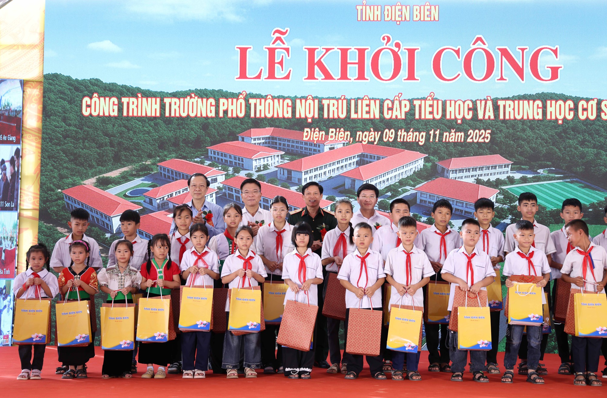 Phó Thủ tướng Lê Thành Long dự lễ khởi công "ngôi nhà thứ 2" của hàng ngàn học sinh vùng biên Điện Biên- Ảnh 3.