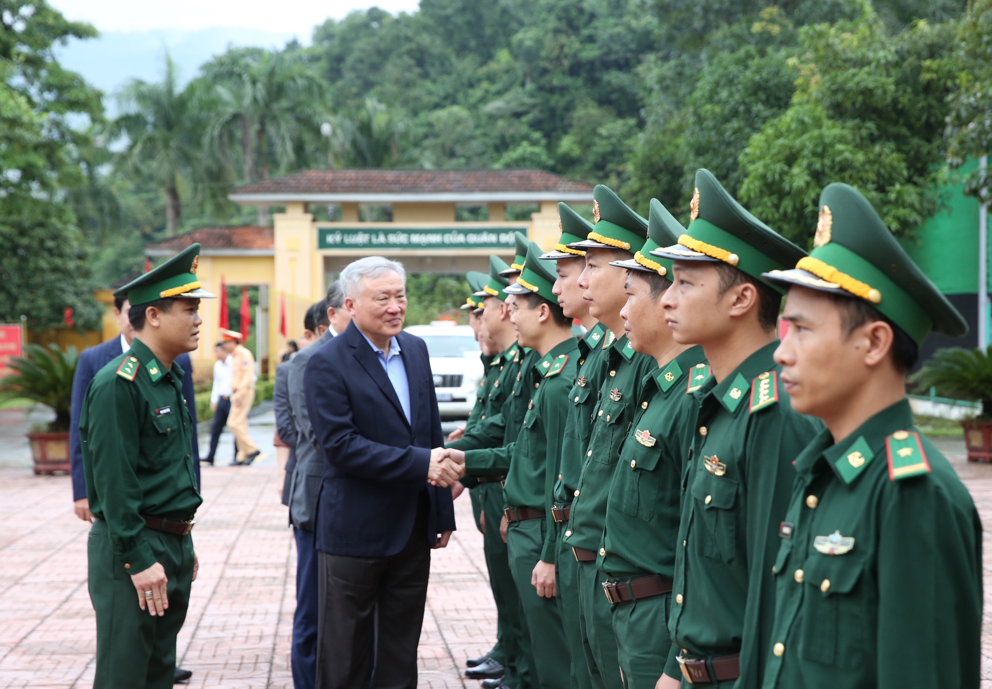 Phó Thủ tướng Thường trực Nguyễn Hòa Bình thăm Đồn biên phòng Cửa khẩu quốc tế Cầu Treo- Ảnh 1.