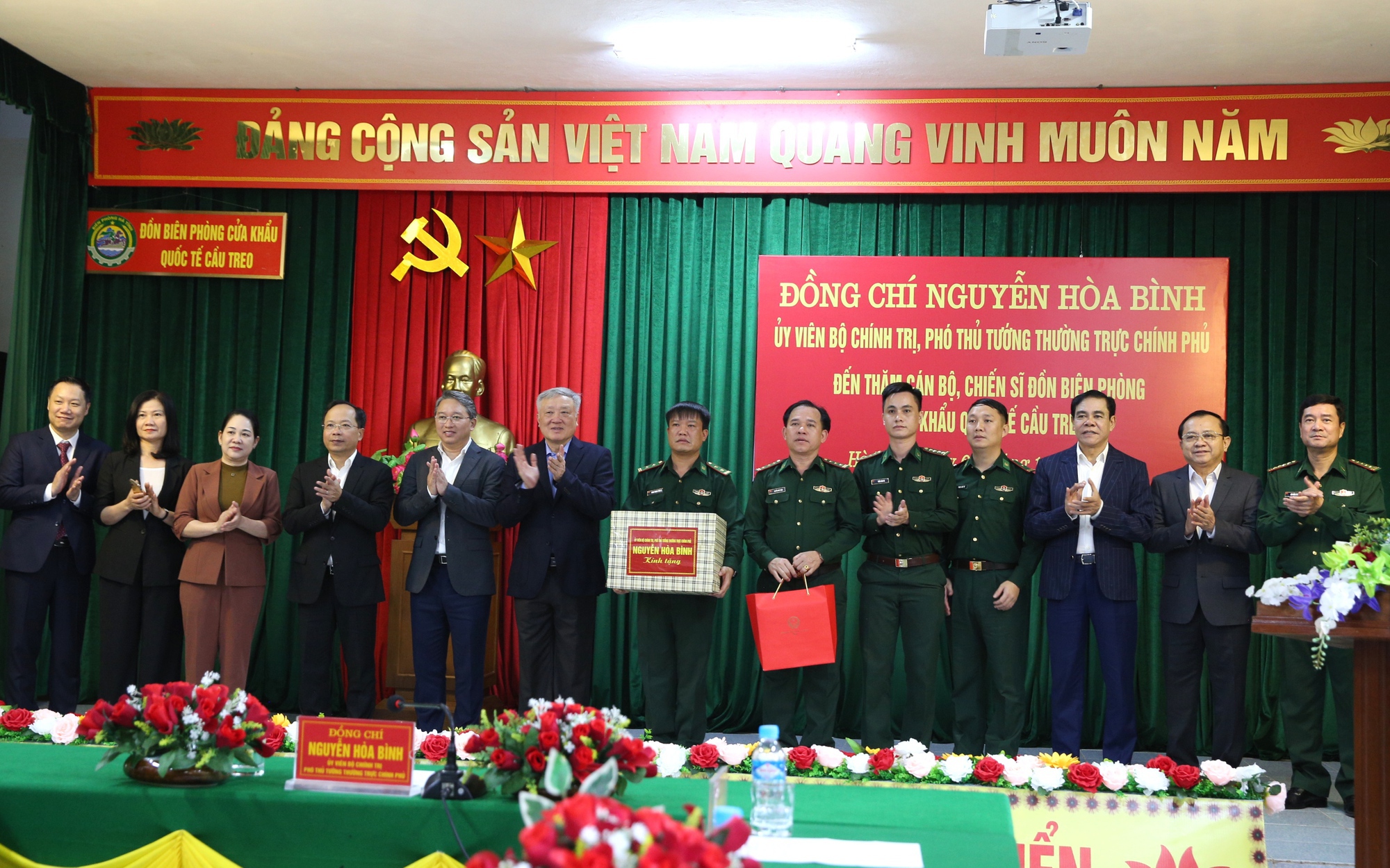 Phó Thủ tướng Thường trực Nguyễn Hòa Bình thăm Đồn biên phòng Cửa khẩu quốc tế Cầu Treo