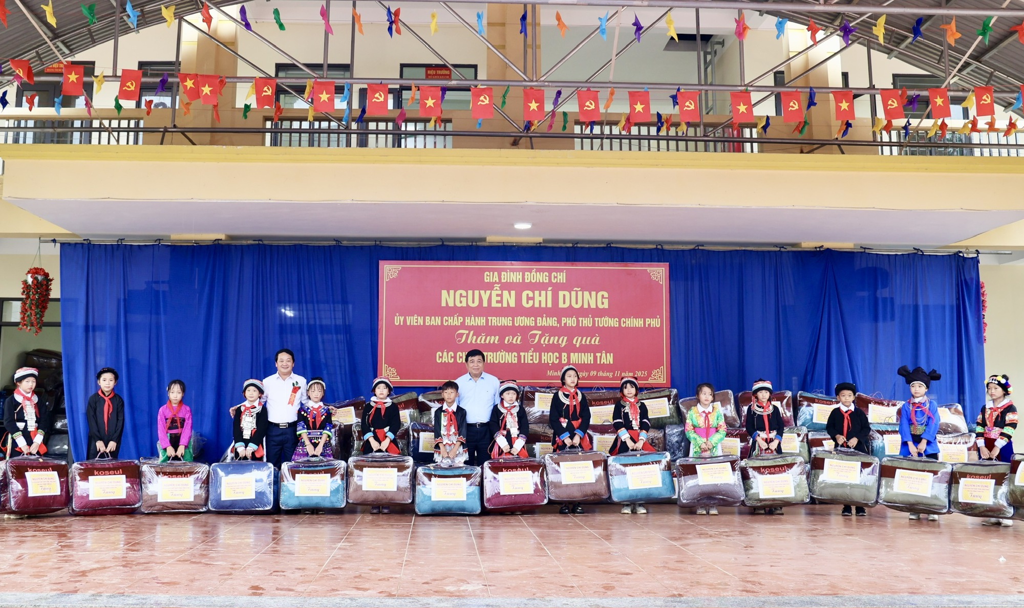 Phó Thủ tướng Nguyễn Chí Dũng dự Lễ Khởi công xây trường học tại xã biên giới tỉnh Tuyên Quang- Ảnh 6.