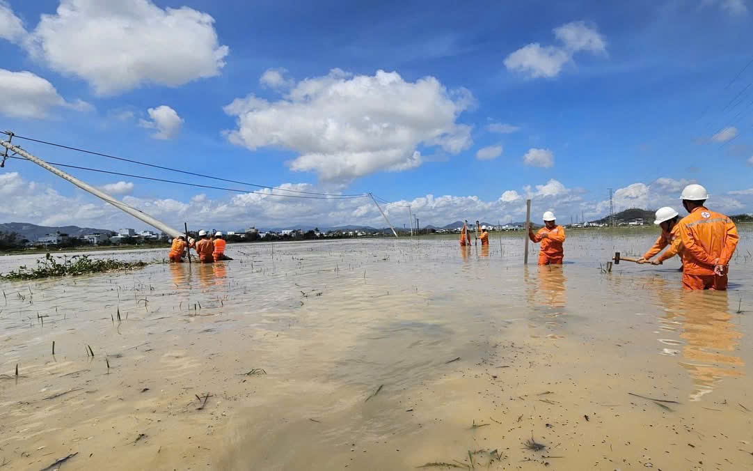 Tăng cường thêm 1.000 nhân lực khẩn trương khôi phục lưới điện tại Gia Lai, Đắk Lắk sau bão Kalmaegi