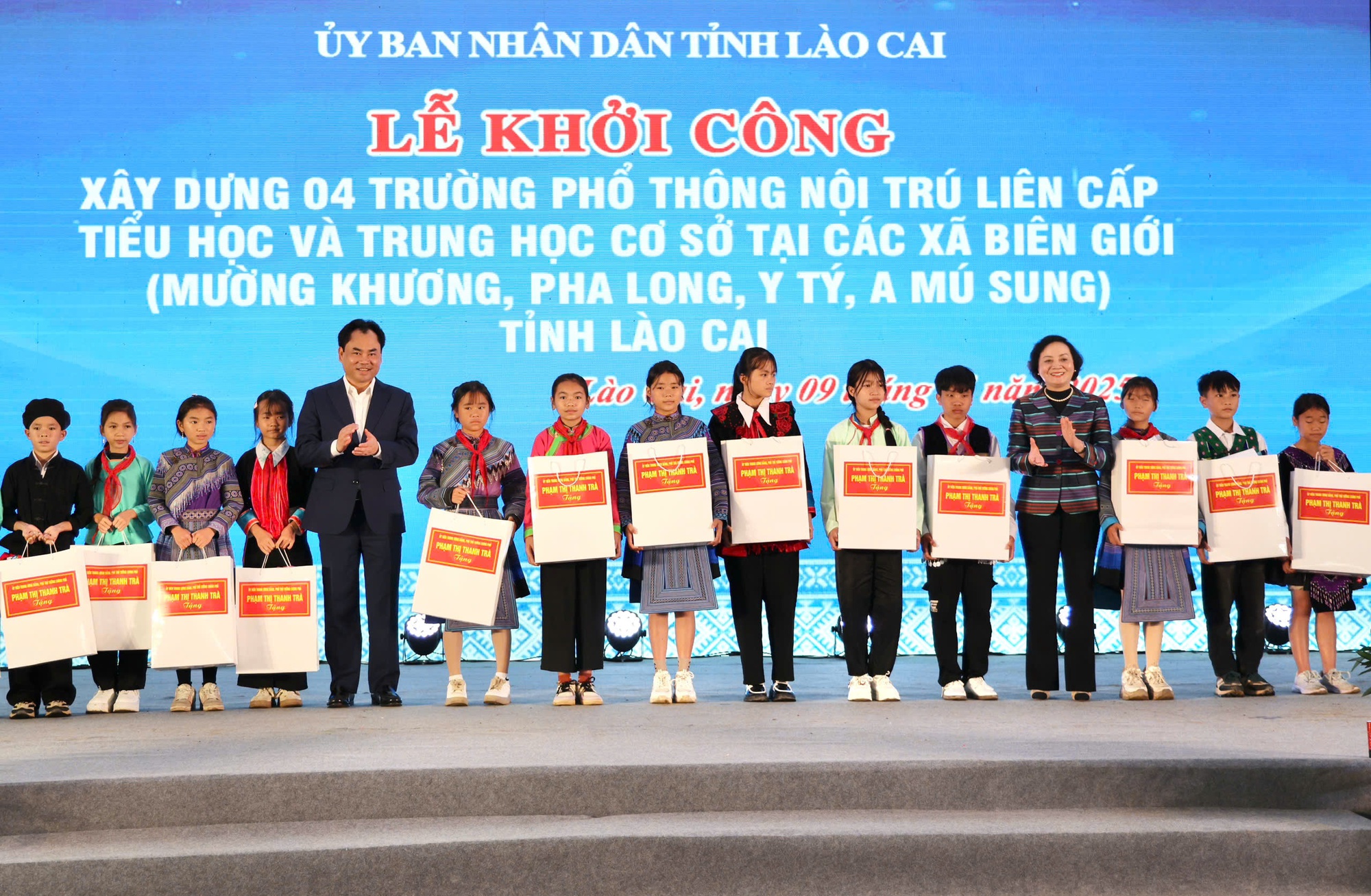 Phó Thủ tướng Phạm Thị Thanh Trà dự lễ khởi công 4 trường nội trú biên giới Lào Cai, tặng quà học sinh khó khăn- Ảnh 3.