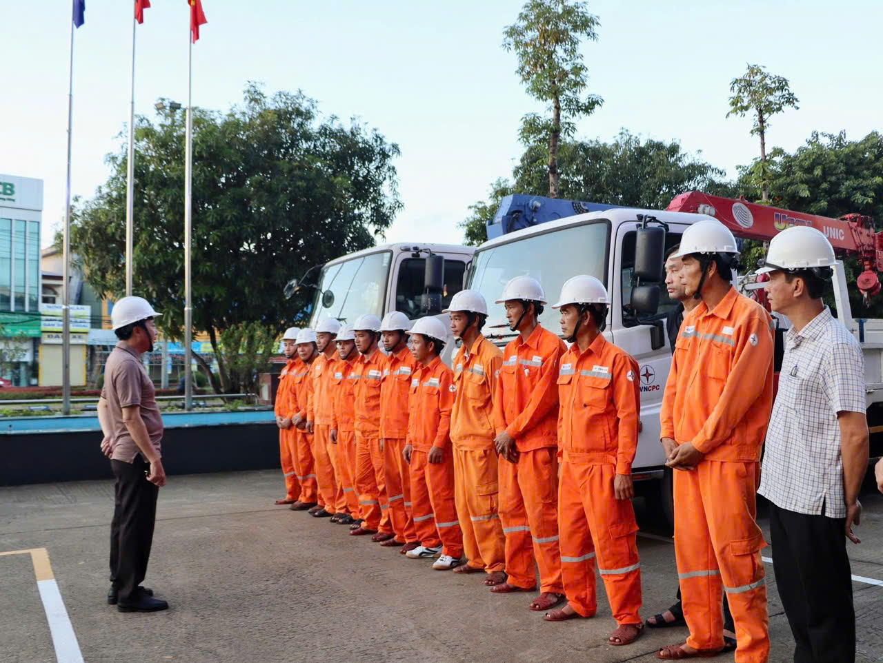 Tăng cường thêm 1.000 nhân lực khẩn trương khôi phục lưới điện tại Gia Lai, Đắk Lắk sau bão Kalmaegi- Ảnh 2. Tăng cường thêm 1.000 nhân lực khẩn trương khôi phục lưới điện tại Gia Lai, Đắk Lắk sau bão Kalmaegi- Ảnh 2.