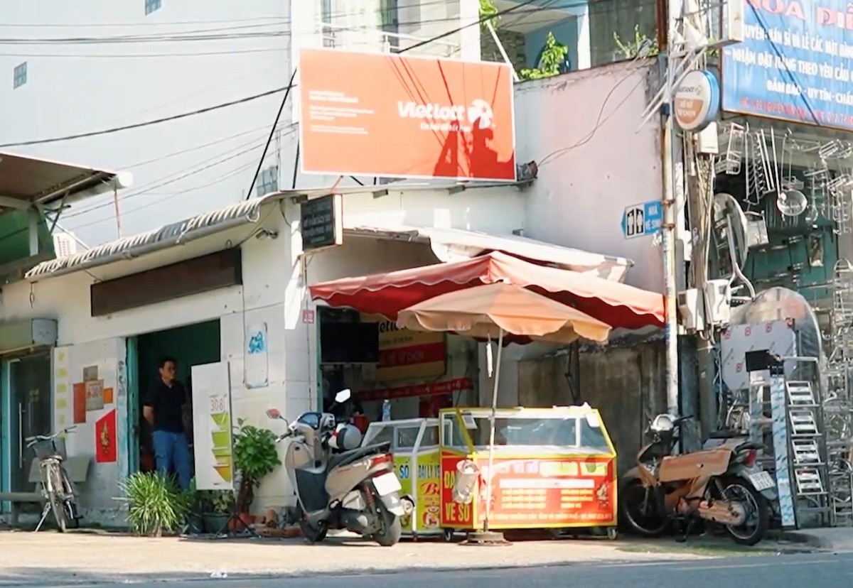 'Góc nhỏ của cơ hội' và hành trình 7 năm bán vé Vietlott tại TPHCM- Ảnh 2.