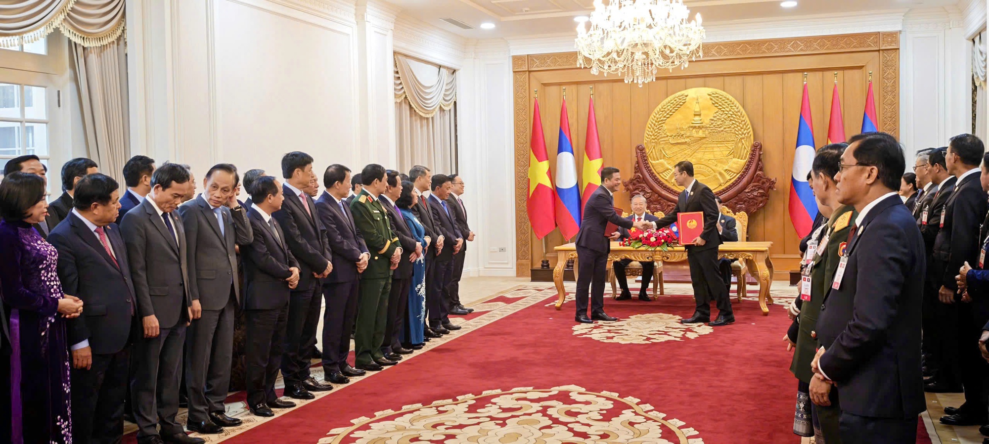 Bộ Công Thương hai nước Việt Nam, Lào trao Biên bản ghi nhớ về phát triển chuỗi liên kết công nghiệp- Ảnh 2.