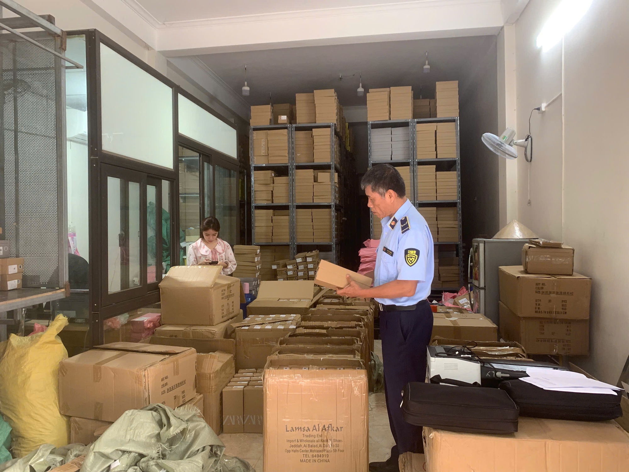 Vào cuộc truy quét hàng giả, hàng nhái kinh doanh trên sàn thương mại điện tử- Ảnh 2. Vào cuộc truy quét hàng giả, hàng nhái kinh doanh trên sàn thương mại điện tử- Ảnh 2.