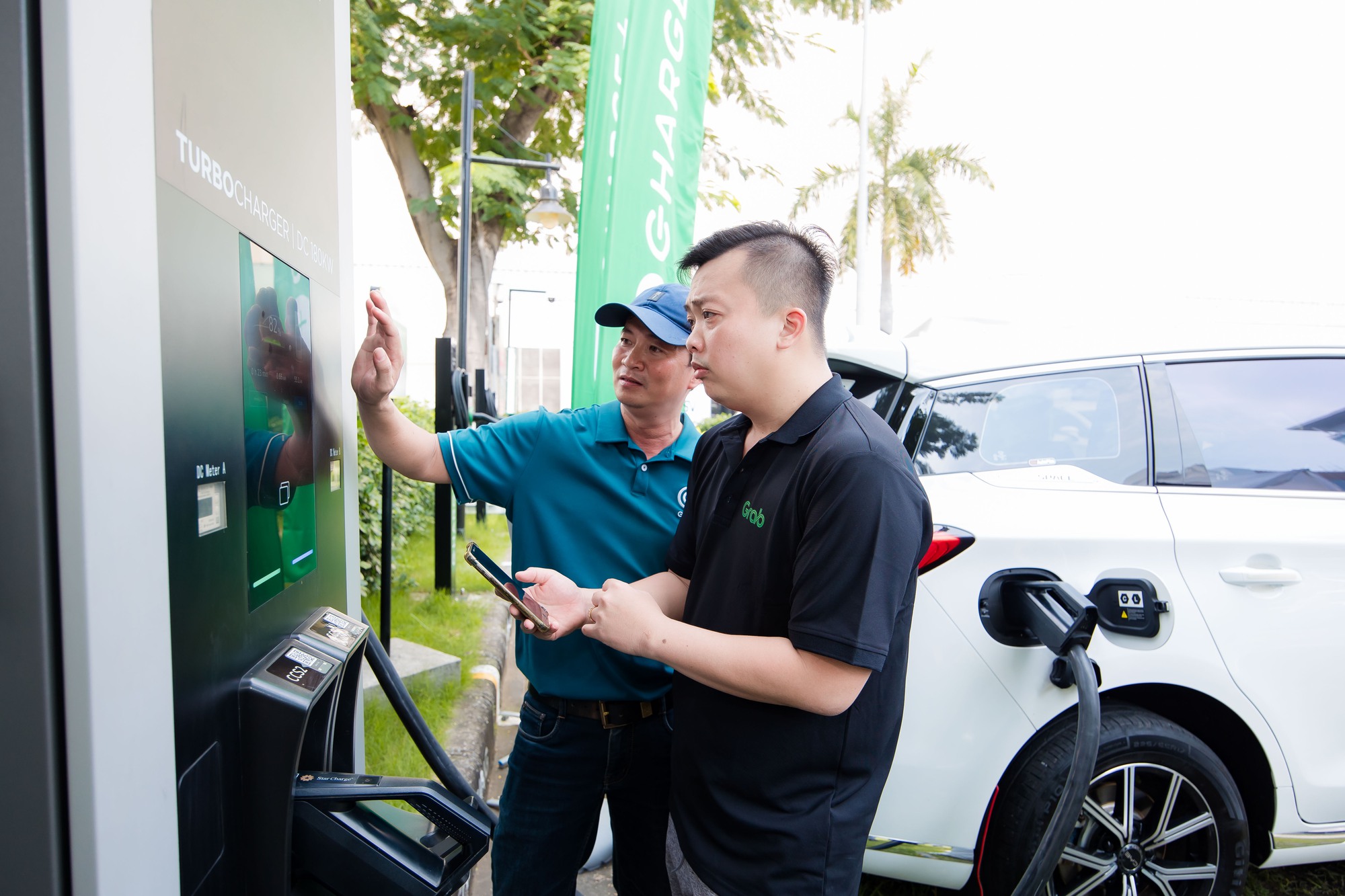 Grab Việt Nam và Charge+ hợp tác phát triển trạm sạc xe điện - Ảnh 2. Grab Việt Nam và Charge+ hợp tác phát triển trạm sạc xe điện - Ảnh 2.