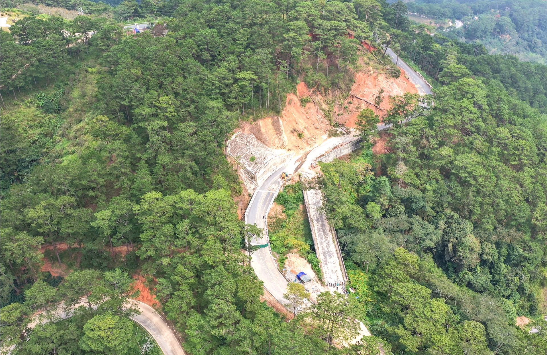 Lâm Đồng: Khôi phục lưu thông đèo D'ran sau 40 ngày sạt lở- Ảnh 1. Lâm Đồng: Khôi phục lưu thông đèo D'ran sau 40 ngày sạt lở- Ảnh 1.