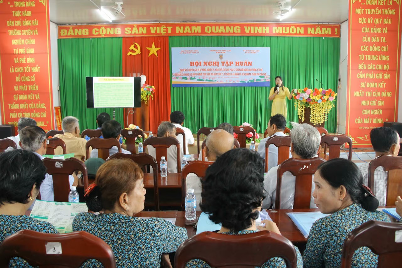 Nâng cao năng lực, kiến thức trợ giúp pháp lý cho người nghèo- Ảnh 1. Nâng cao năng lực, kiến thức trợ giúp pháp lý cho người nghèo- Ảnh 1.