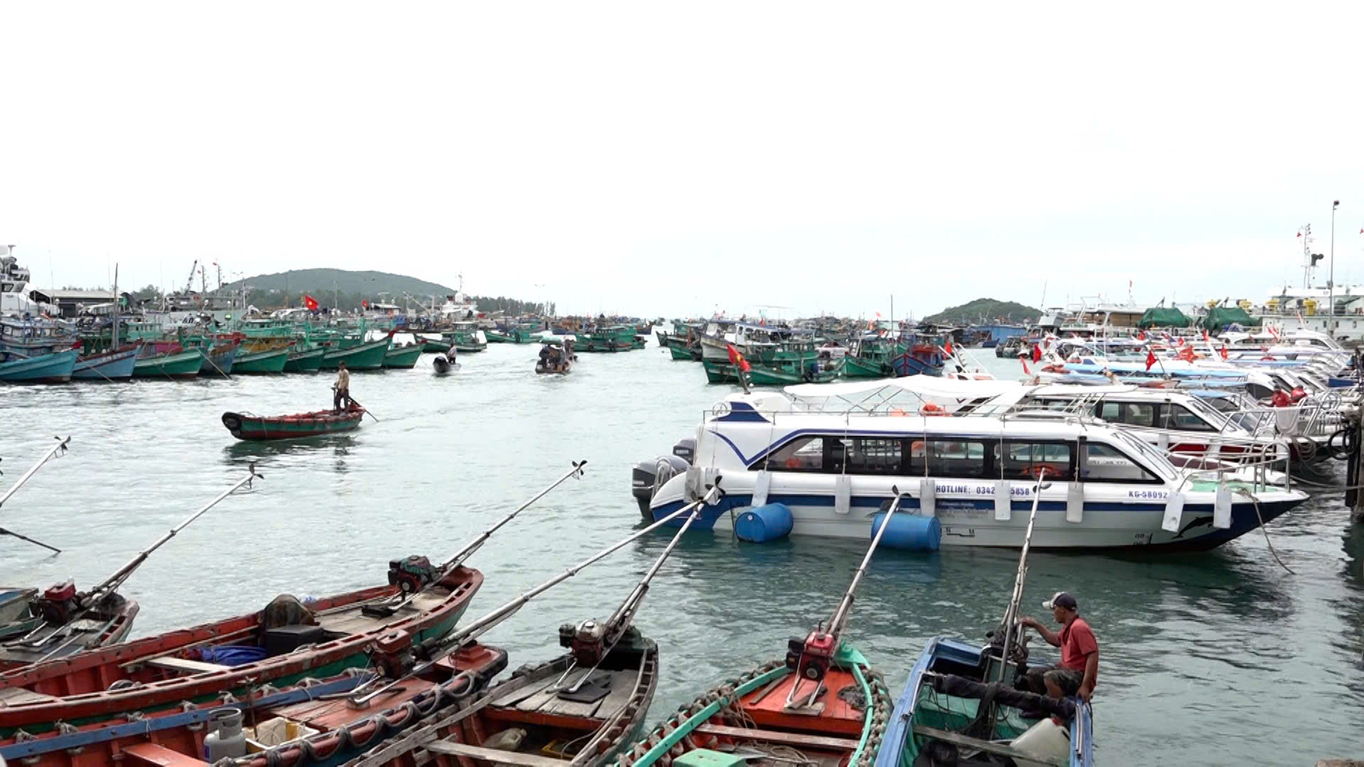 Biển động mạnh, Bộ Xây dựng ra công điện cảnh báo tàu thuyền trước khi ra khơi- Ảnh 1.