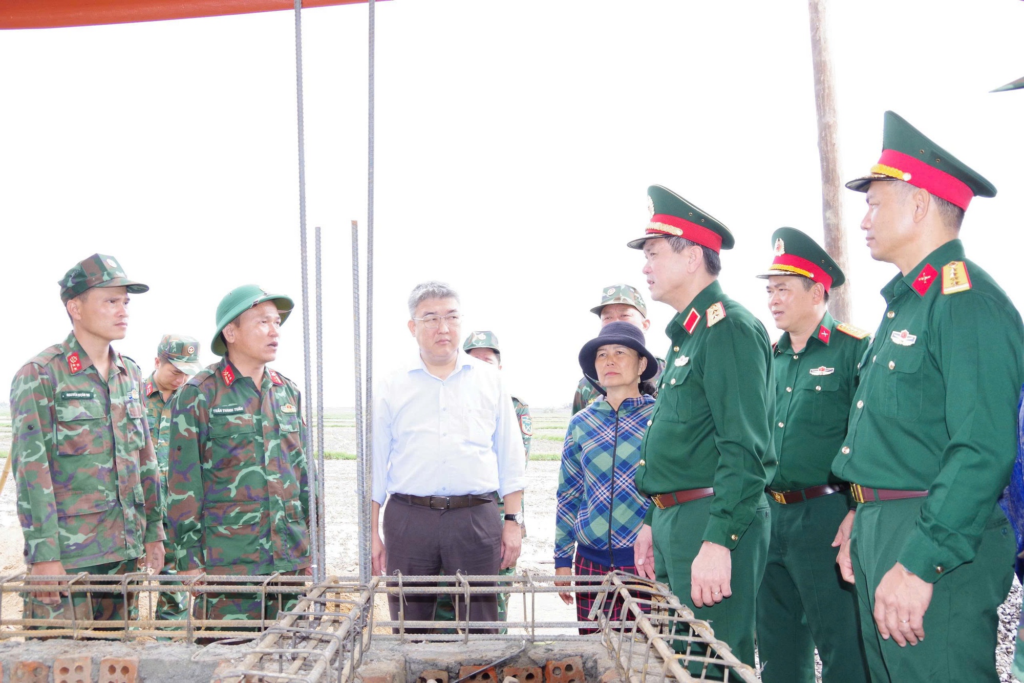 Xây dựng nhà ở sau lũ: Quân khu 5 phấn đấu hoàn thành tối thiểu 50% số nhà trước ngày 15/1/2026- Ảnh 2. Xây dựng nhà ở sau lũ: Quân khu 5 phấn đấu hoàn thành tối thiểu 50% số nhà trước ngày 15/1/2026- Ảnh 2.