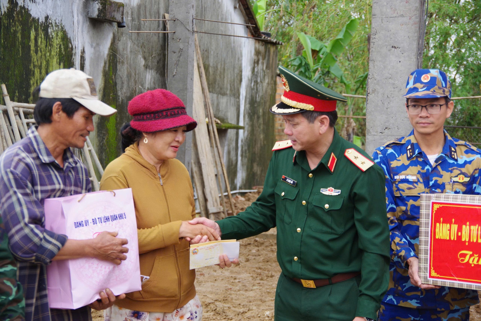 Xây dựng nhà ở sau lũ: Quân khu 5 phấn đấu hoàn thành tối thiểu 50% số nhà trước ngày 15/1/2026- Ảnh 3. Xây dựng nhà ở sau lũ: Quân khu 5 phấn đấu hoàn thành tối thiểu 50% số nhà trước ngày 15/1/2026- Ảnh 3.