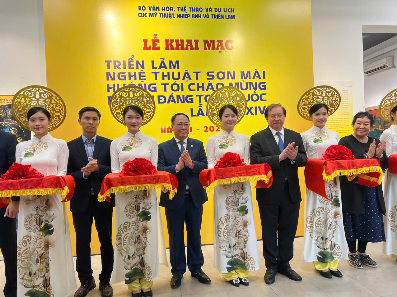 Khai mạc Triển lãm nghệ thuật sơn mài hướng tới chào mừng Đại hội Đảng toàn quốc lần thứ XIV- Ảnh 1. Khai mạc Triển lãm nghệ thuật sơn mài hướng tới chào mừng Đại hội Đảng toàn quốc lần thứ XIV- Ảnh 1.