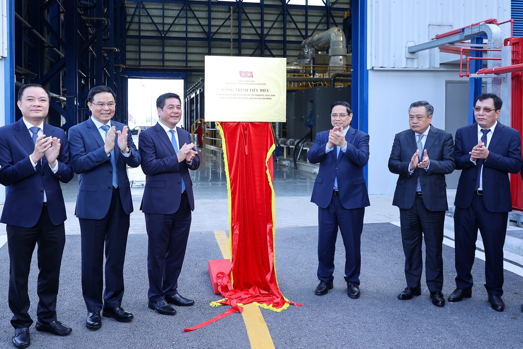 Thủ tướng khánh thành nhà máy điện LNG đầu tiên của Việt Nam – dự án kiểu mẫu, tiêu biểu về nhiều mặt- Ảnh 3. Thủ tướng khánh thành nhà máy điện LNG đầu tiên của Việt Nam – dự án kiểu mẫu, tiêu biểu về nhiều mặt- Ảnh 3.