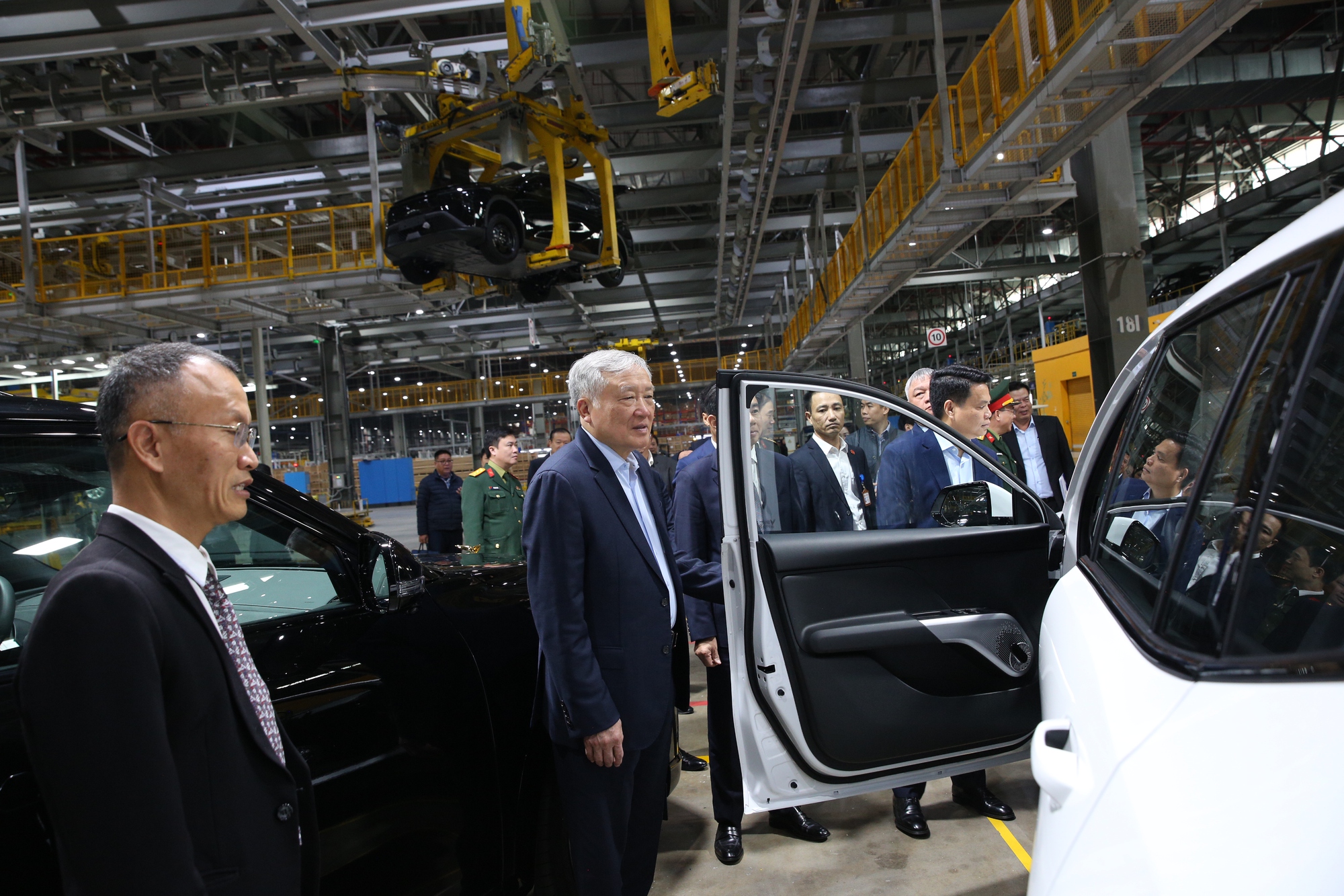 Phó Thủ tướng Thường trực Nguyễn Hòa Bình thăm Công ty VinFast - Ảnh 3.
