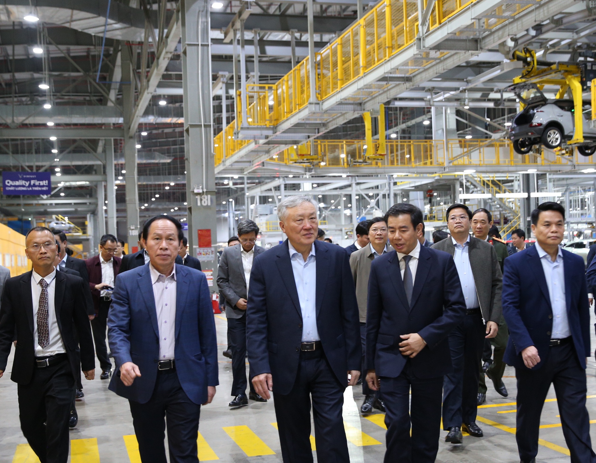 Phó Thủ tướng Thường trực Nguyễn Hòa Bình thăm Công ty VinFast - Ảnh 1.