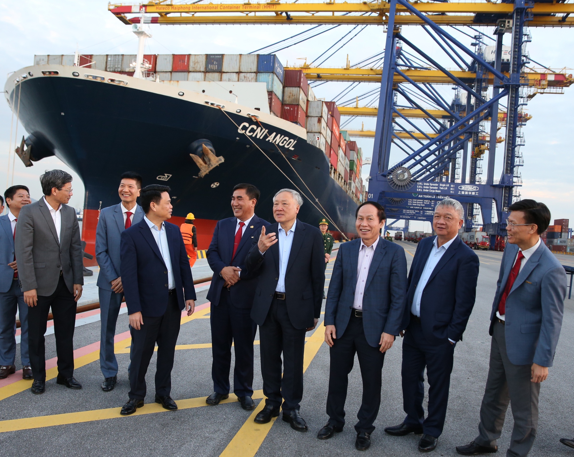 Phó Thủ tướng Thường trực Nguyễn Hòa Bình thăm Cảng container Quốc tế Hateco Hải Phòng- Ảnh 6.