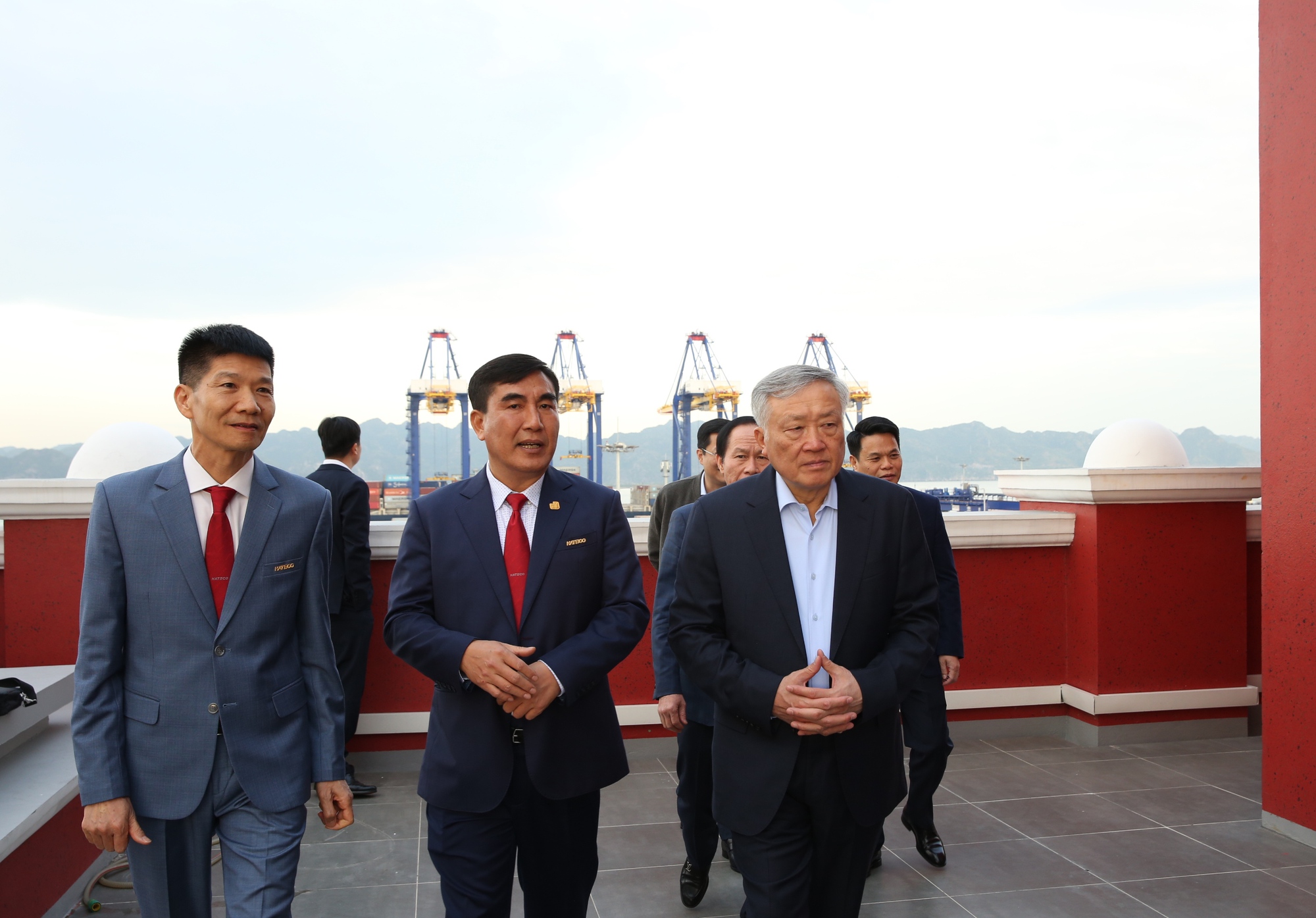 Phó Thủ tướng Thường trực Nguyễn Hòa Bình thăm Cảng container Quốc tế Hateco Hải Phòng- Ảnh 2. Phó Thủ tướng Thường trực Nguyễn Hòa Bình thăm Cảng container Quốc tế Hateco Hải Phòng- Ảnh 2.