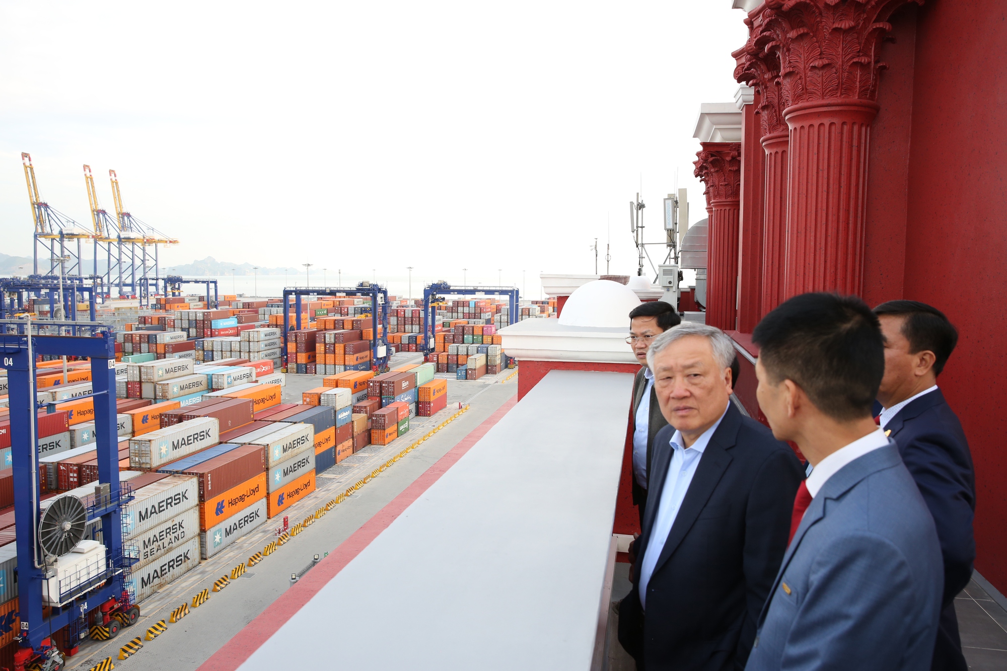 Phó Thủ tướng Thường trực Nguyễn Hòa Bình thăm Cảng container Quốc tế Hateco Hải Phòng- Ảnh 3. Phó Thủ tướng Thường trực Nguyễn Hòa Bình thăm Cảng container Quốc tế Hateco Hải Phòng- Ảnh 3.