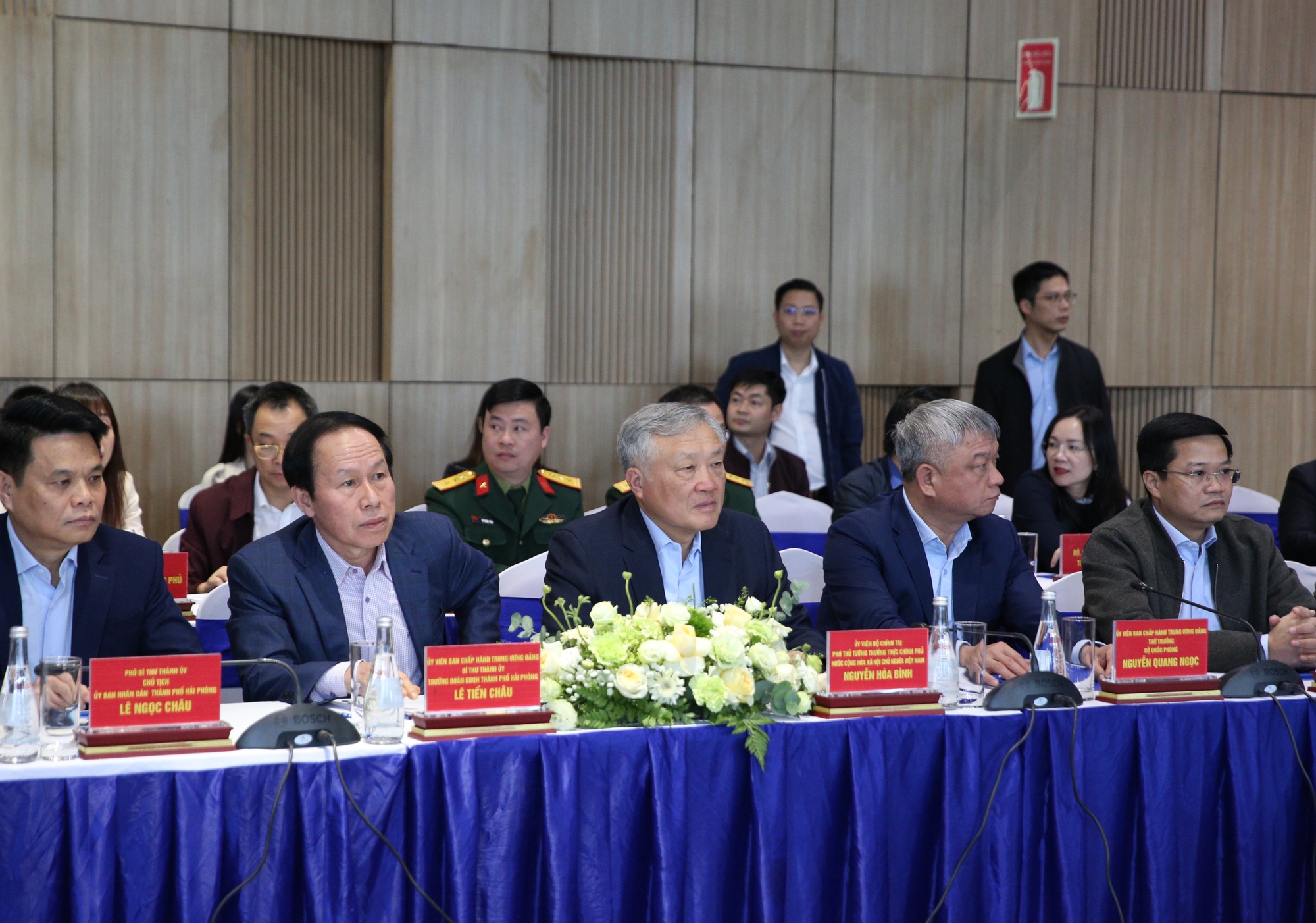 Phó Thủ tướng Thường trực Nguyễn Hòa Bình thăm Công ty VinFast - Ảnh 5.