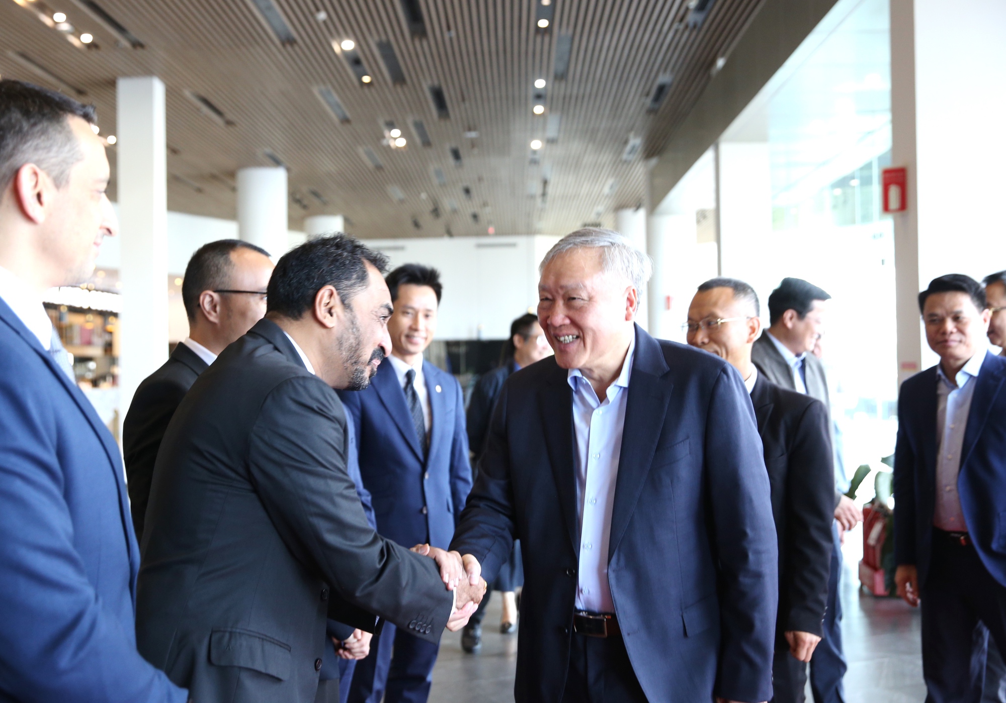 Phó Thủ tướng Thường trực Nguyễn Hòa Bình thăm Công ty VinFast - Ảnh 4.