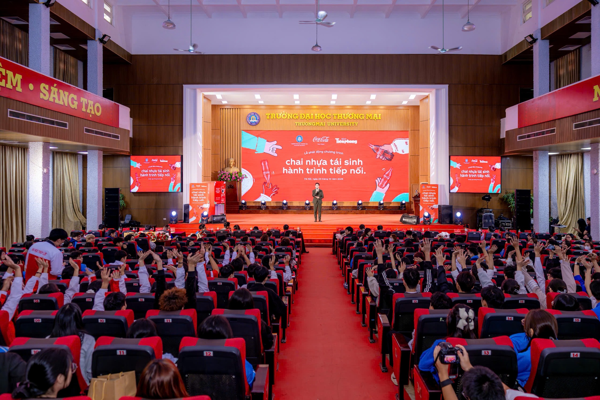 Coca-Cola mở rộng chương trình ‘Chai nhựa tái sinh, hành trình tiếp nối’ đến Hà Nội- Ảnh 1. Coca-Cola mở rộng chương trình ‘Chai nhựa tái sinh, hành trình tiếp nối’ đến Hà Nội- Ảnh 1.