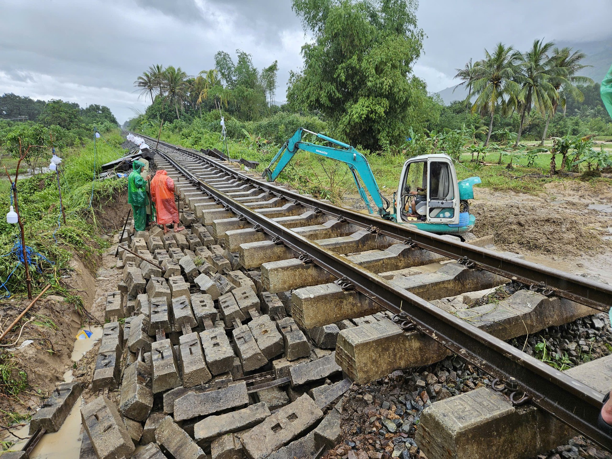 Tuyến đường sắt quốc gia hư hỏng nghiêm trọng sau bão lũ- Ảnh 5. Tuyến đường sắt quốc gia hư hỏng nghiêm trọng sau bão lũ- Ảnh 5.