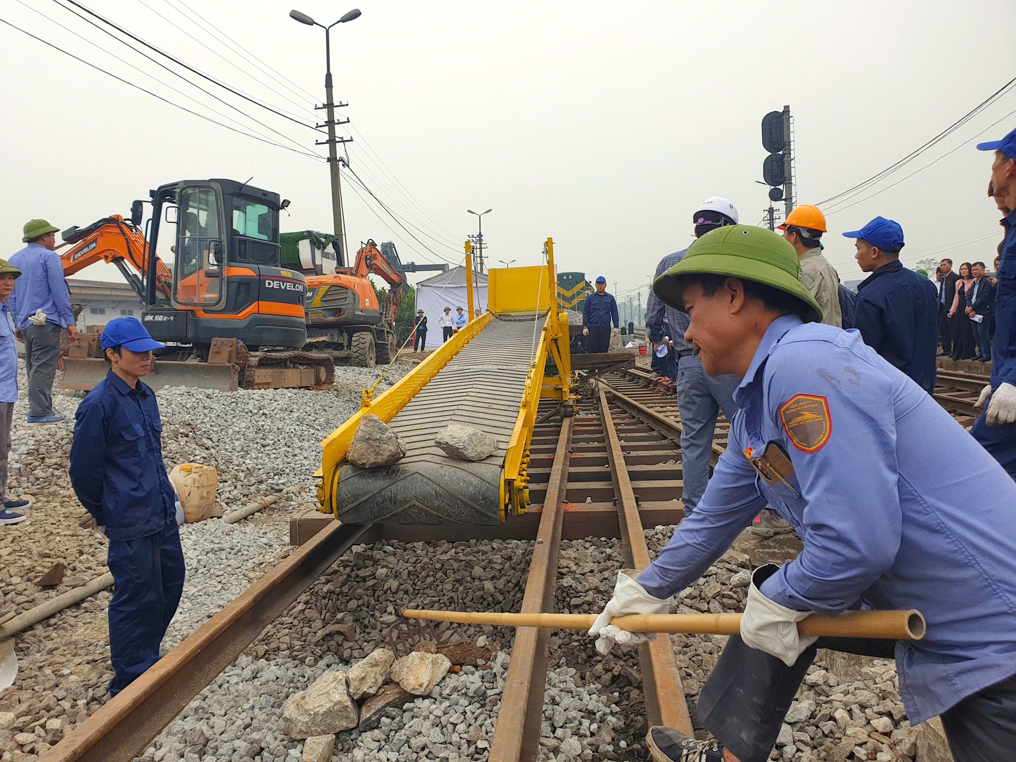 Tuyến đường sắt quốc gia hư hỏng nghiêm trọng sau bão lũ- Ảnh 6. Tuyến đường sắt quốc gia hư hỏng nghiêm trọng sau bão lũ- Ảnh 6.