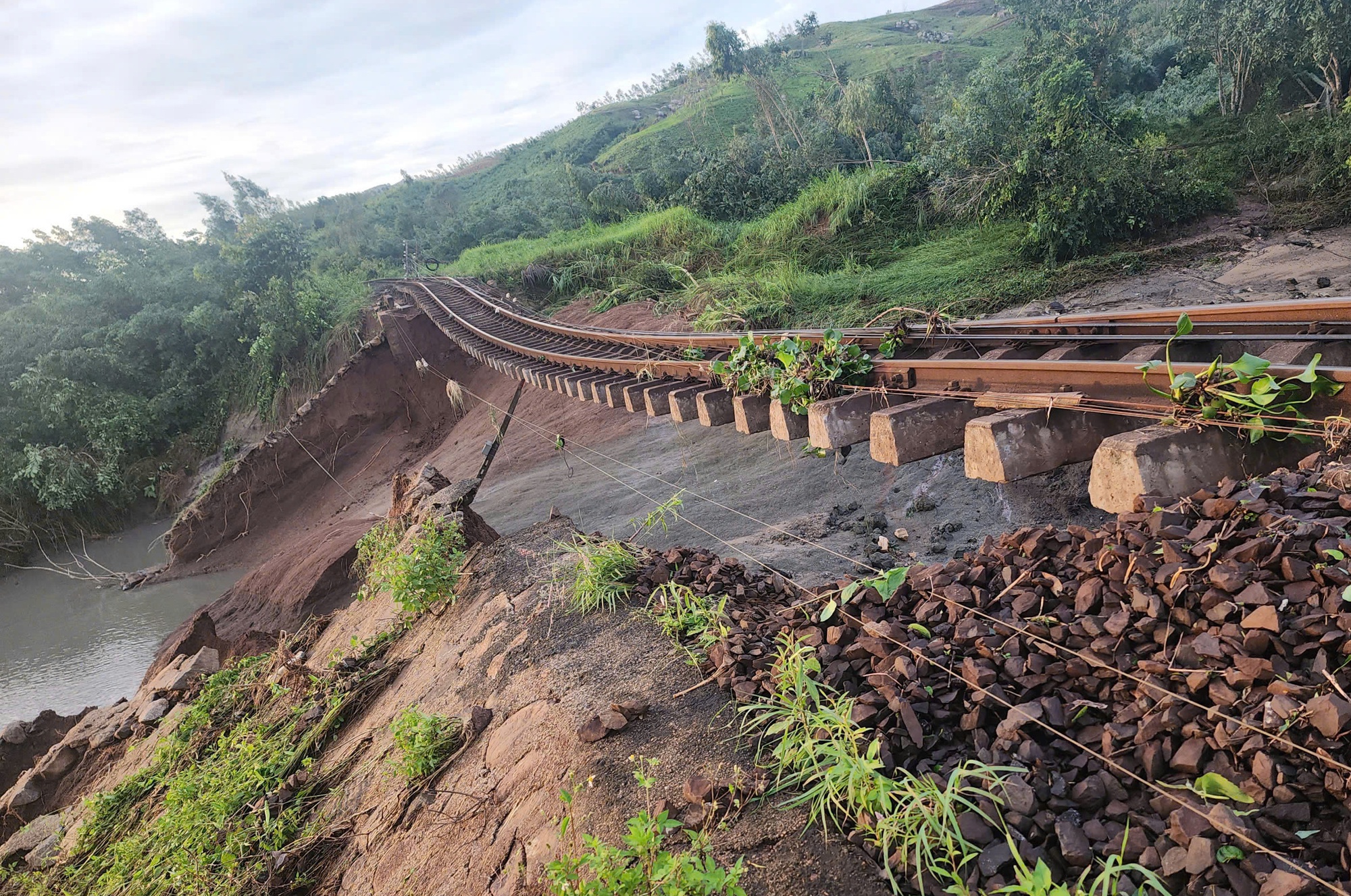 Tuyến đường sắt quốc gia hư hỏng nghiêm trọng sau bão lũ- Ảnh 1. Tuyến đường sắt quốc gia hư hỏng nghiêm trọng sau bão lũ- Ảnh 1.