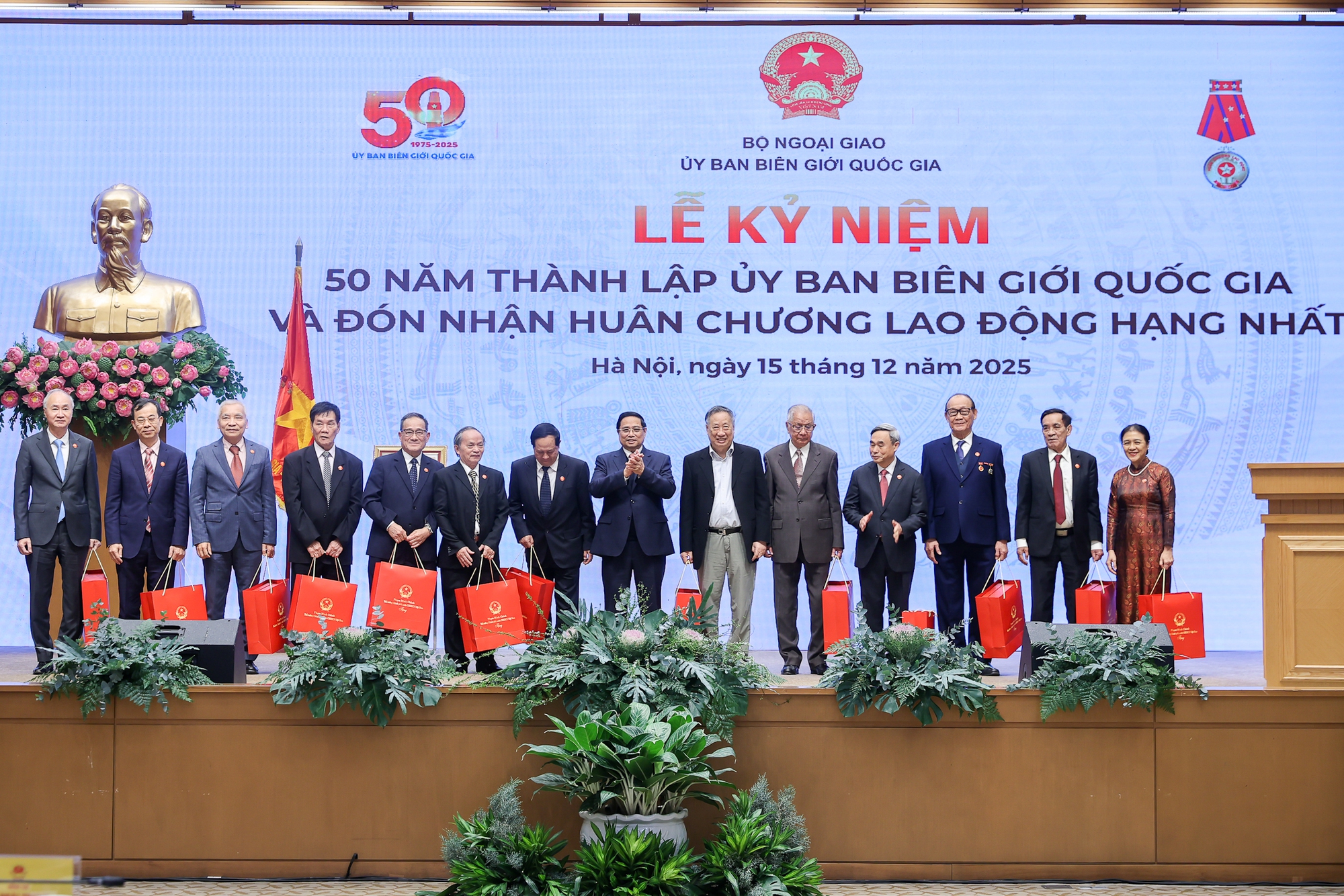 Thủ tướng: Quan tâm đầu tư cho khu vực biên giới ít nhất phải bằng hoặc cao hơn trong nội địa- Ảnh 9. Thủ tướng: Quan tâm đầu tư cho khu vực biên giới ít nhất phải bằng hoặc cao hơn trong nội địa- Ảnh 9.