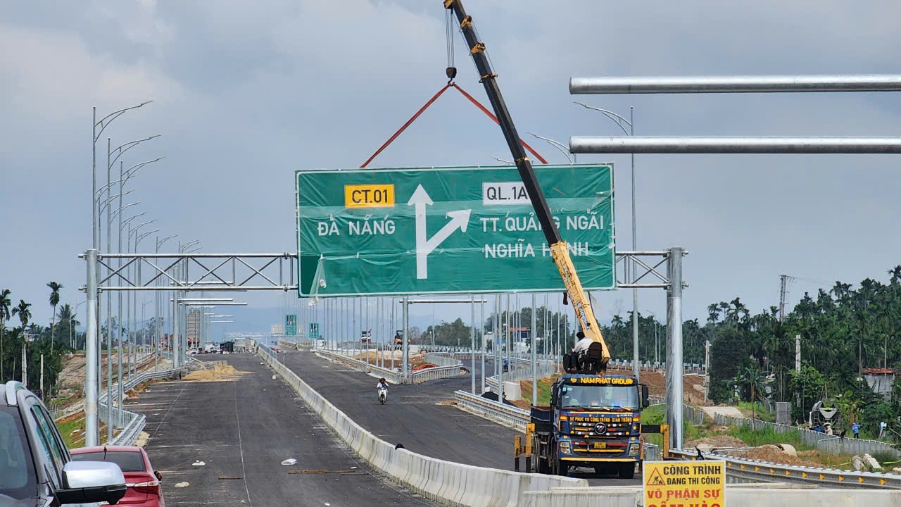 Cao tốc Quảng Ngãi - Hoài Nhơn: 'Tất bật' trước ngày thông xe 19/12- Ảnh 1. Cao tốc Quảng Ngãi - Hoài Nhơn: 'Tất bật' trước ngày thông xe 19/12- Ảnh 1.