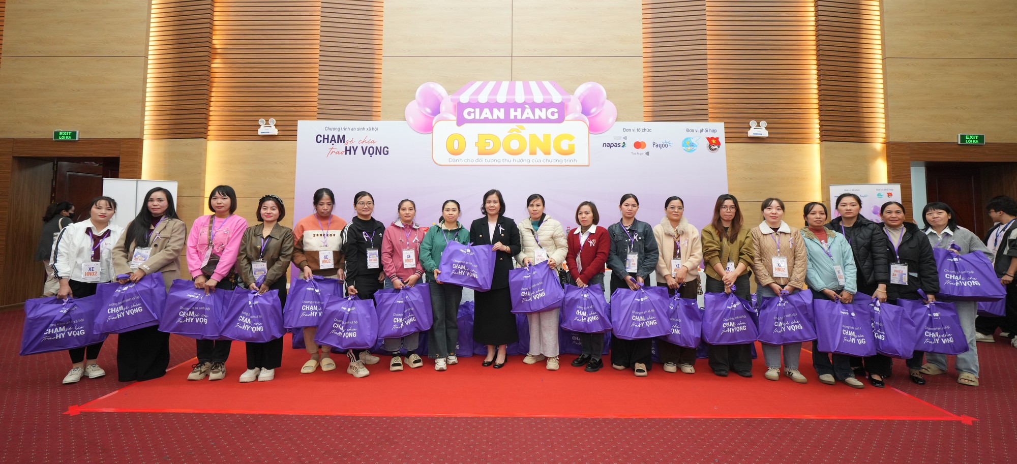 Trao tặng các suất tầm soát ung thư miễn phí cho phụ nữ yếu thế- Ảnh 1. Trao tặng các suất tầm soát ung thư miễn phí cho phụ nữ yếu thế- Ảnh 1.