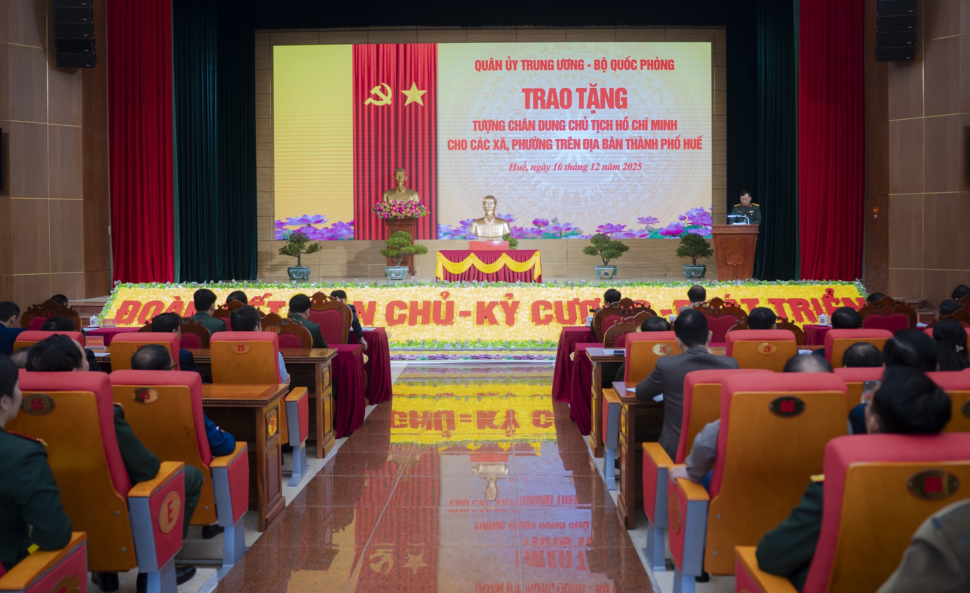 Trao tặng tượng chân dung Chủ tịch Hồ Chí Minh cho 40 xã, phường ở TP. Huế- Ảnh 1. Trao tặng tượng chân dung Chủ tịch Hồ Chí Minh cho 40 xã, phường ở TP. Huế- Ảnh 1.