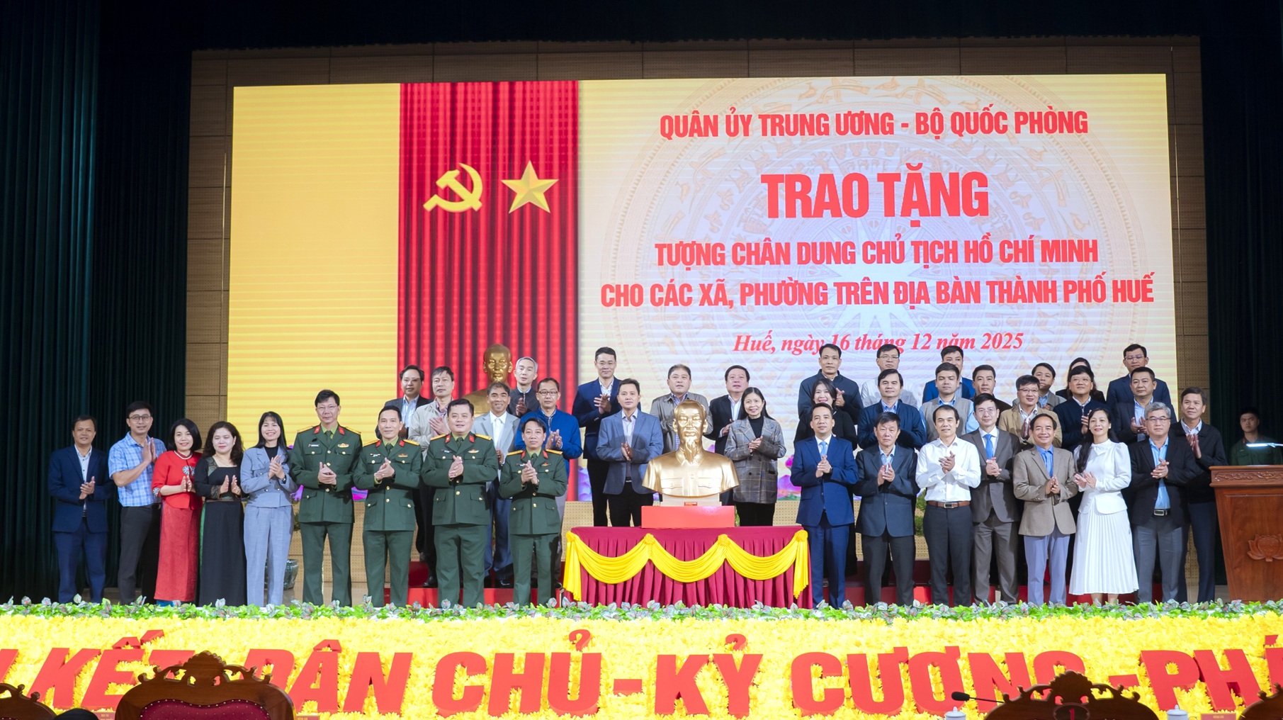 Trao tặng tượng chân dung Chủ tịch Hồ Chí Minh cho 40 xã, phường ở TP. Huế- Ảnh 2. Trao tặng tượng chân dung Chủ tịch Hồ Chí Minh cho 40 xã, phường ở TP. Huế- Ảnh 2.