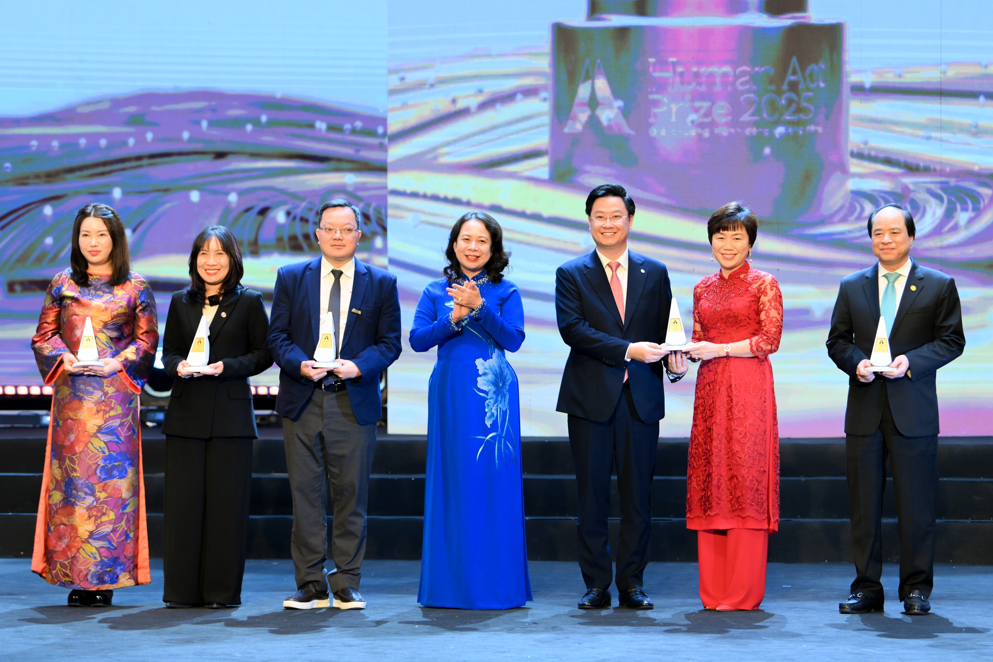 Giải thưởng Hành động vì Cộng đồng 2025: Tôn vinh các dự án ‘Kiên trì phụng sự’ - Ảnh 2. Giải thưởng Hành động vì Cộng đồng 2025: Tôn vinh các dự án ‘Kiên trì phụng sự’ - Ảnh 2.