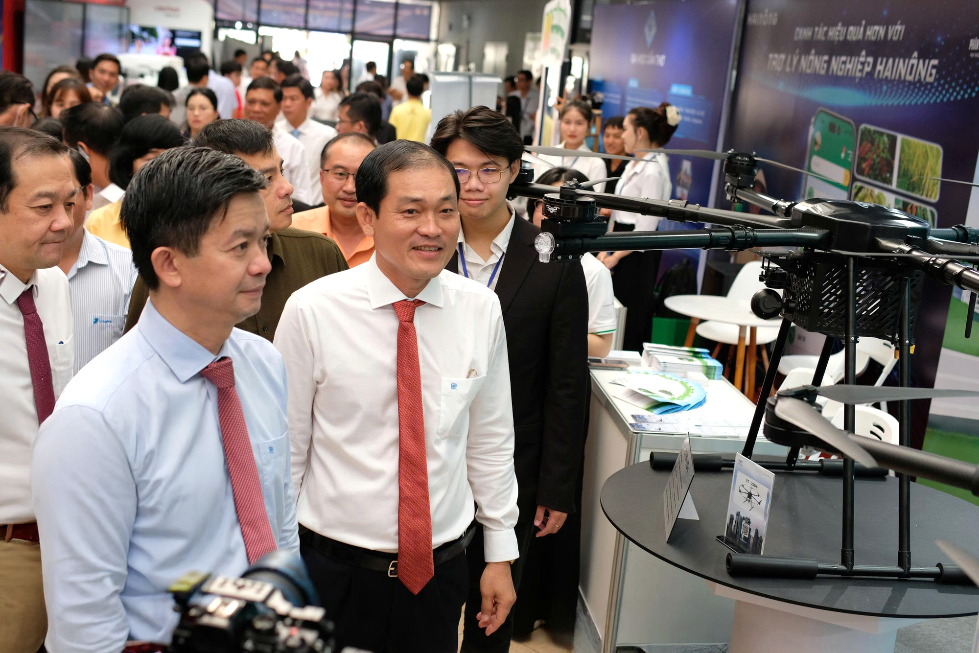 Tuần lễ KHCH Cần Thơ 2025: Triển lãm 50 gian hàng, trình diễn trên 500 sản phẩm công nghệ- Ảnh 1.