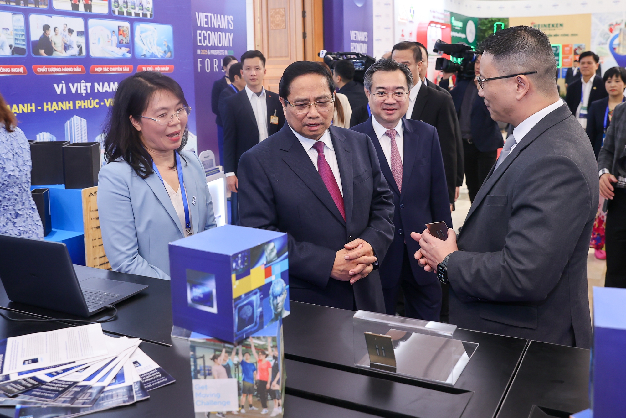 Thủ tướng: Việt Nam xác định ổn định là pháo đài bất khả xâm phạm; phát triển nhanh, bền vững là động cơ vĩnh cửu- Ảnh 3. Thủ tướng: Việt Nam xác định ổn định là pháo đài bất khả xâm phạm; phát triển nhanh, bền vững là động cơ vĩnh cửu- Ảnh 3.