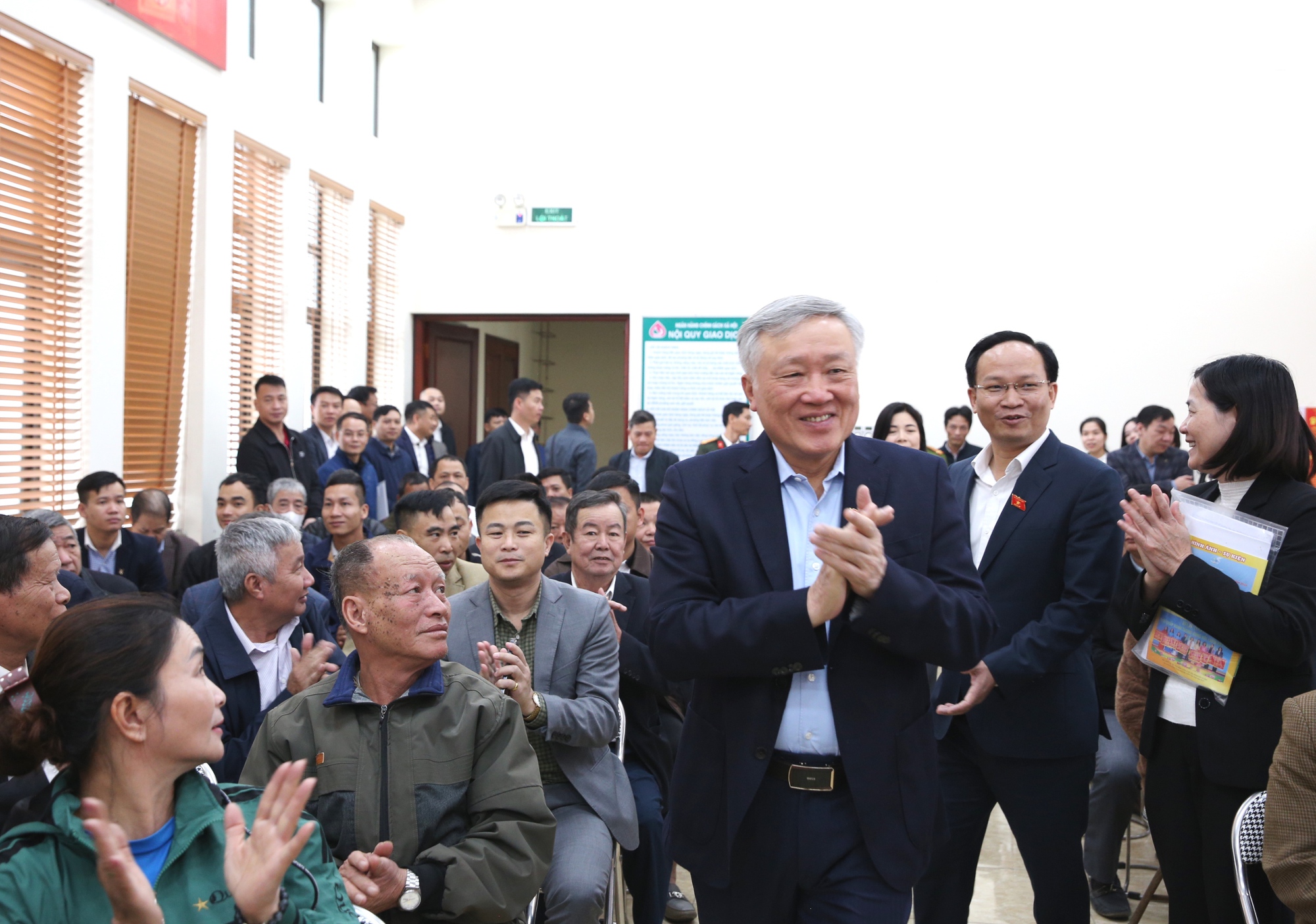 Phó Thủ tướng Thường trực Nguyễn Hòa Bình xem xét, trao đổi, trả lời từng ý kiến, kiến nghị của cử tri- Ảnh 1. Phó Thủ tướng Thường trực Nguyễn Hòa Bình xem xét, trao đổi, trả lời từng ý kiến, kiến nghị của cử tri- Ảnh 1.