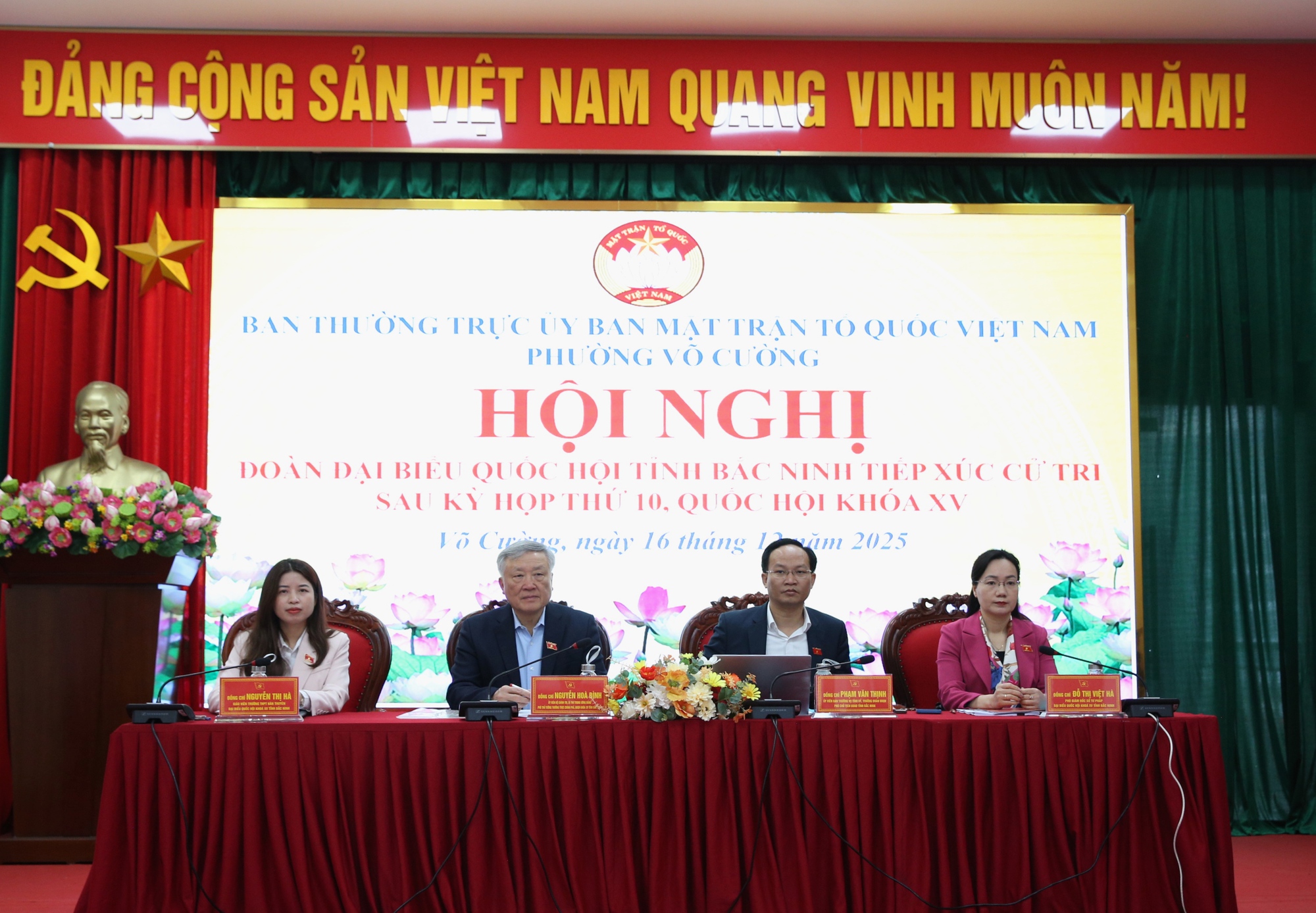 Phó Thủ tướng Thường trực Nguyễn Hòa Bình xem xét, trao đổi, trả lời từng ý kiến, kiến nghị của cử tri- Ảnh 2. Phó Thủ tướng Thường trực Nguyễn Hòa Bình xem xét, trao đổi, trả lời từng ý kiến, kiến nghị của cử tri- Ảnh 2.