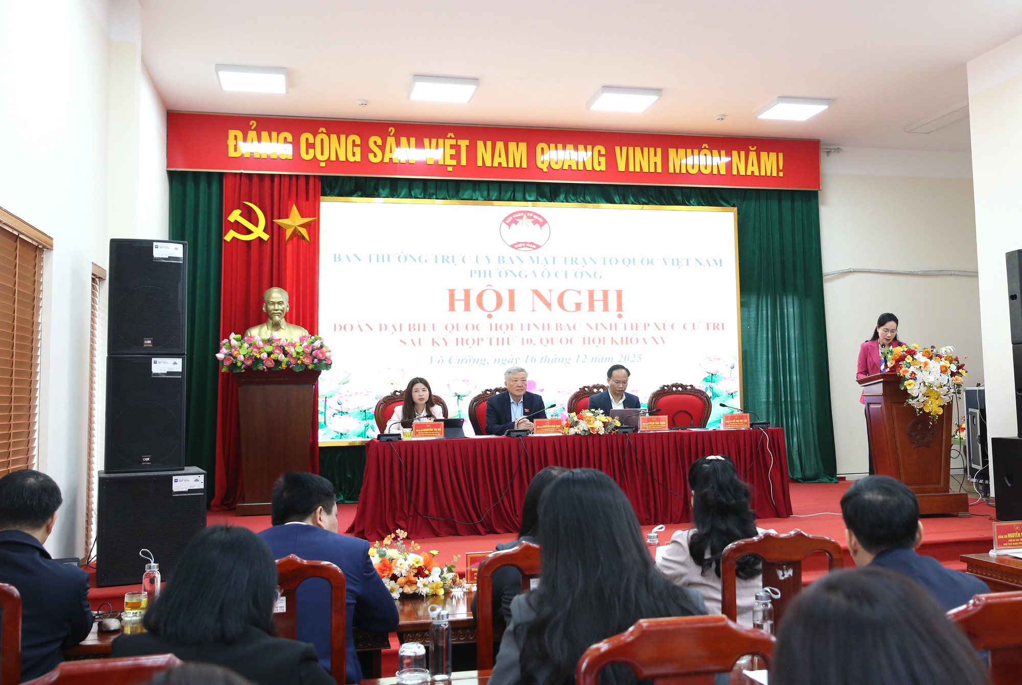 Phó Thủ tướng Thường trực Nguyễn Hòa Bình xem xét, trao đổi, trả lời từng ý kiến, kiến nghị của cử tri- Ảnh 3. Phó Thủ tướng Thường trực Nguyễn Hòa Bình xem xét, trao đổi, trả lời từng ý kiến, kiến nghị của cử tri- Ảnh 3.