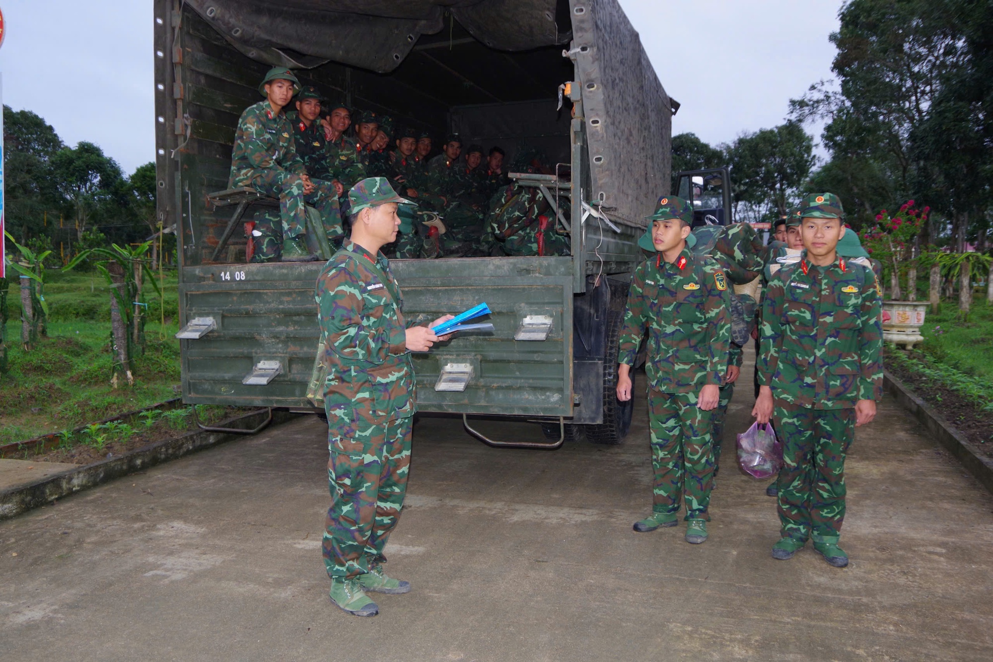 Sư đoàn 2 tăng cường gần 450 cán bộ, chiến sĩ xây dựng nhà cho nhân dân Đắk Lắk- Ảnh 2.