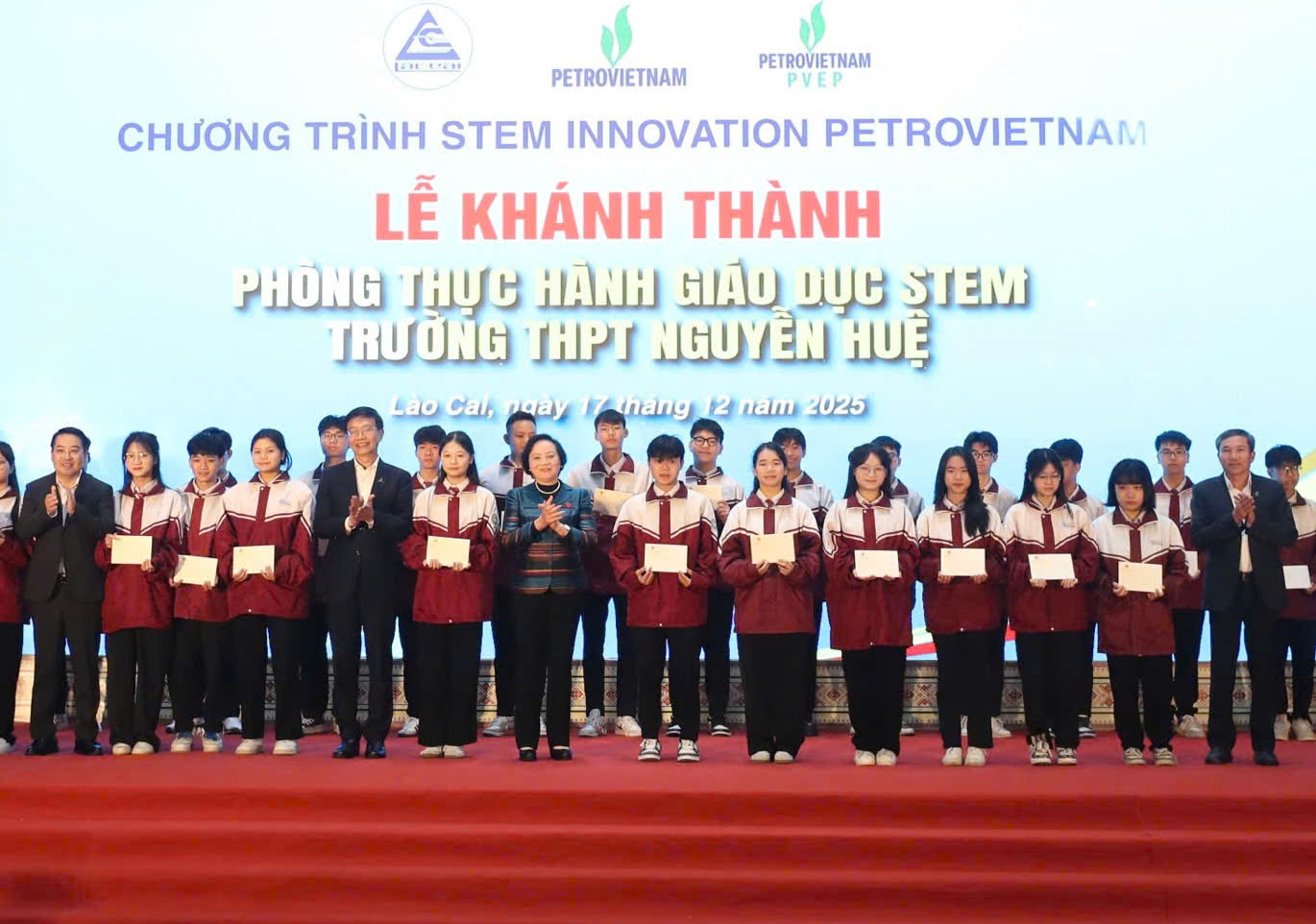 Phó Thủ tướng Phạm Thị Thanh Trà khánh thành Phòng thực hành giáo dục STEM tại Trường THPT Nguyễn Huệ, Lào Cai- Ảnh 3.