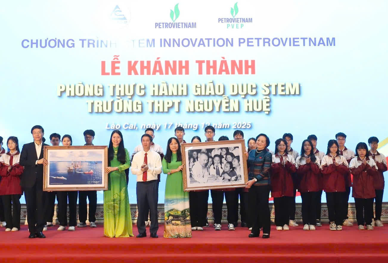 Phó Thủ tướng Phạm Thị Thanh Trà khánh thành Phòng thực hành giáo dục STEM tại Trường THPT Nguyễn Huệ, Lào Cai- Ảnh 4.