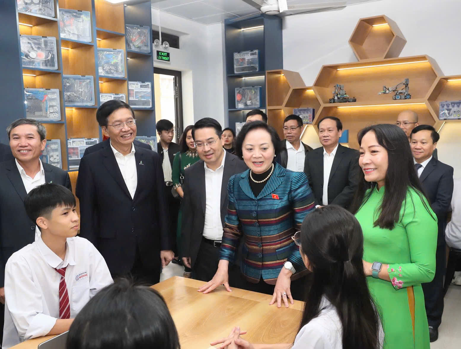 Phó Thủ tướng Phạm Thị Thanh Trà khánh thành Phòng thực hành giáo dục STEM tại Trường THPT Nguyễn Huệ, Lào Cai- Ảnh 5.