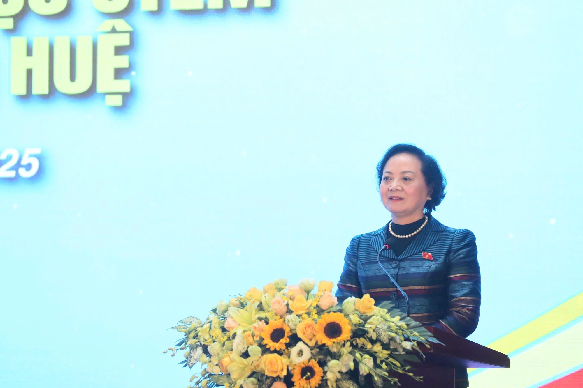 Phó Thủ tướng Phạm Thị Thanh Trà khánh thành Phòng thực hành giáo dục STEM tại Trường THPT Nguyễn Huệ, Lào Cai- Ảnh 2.