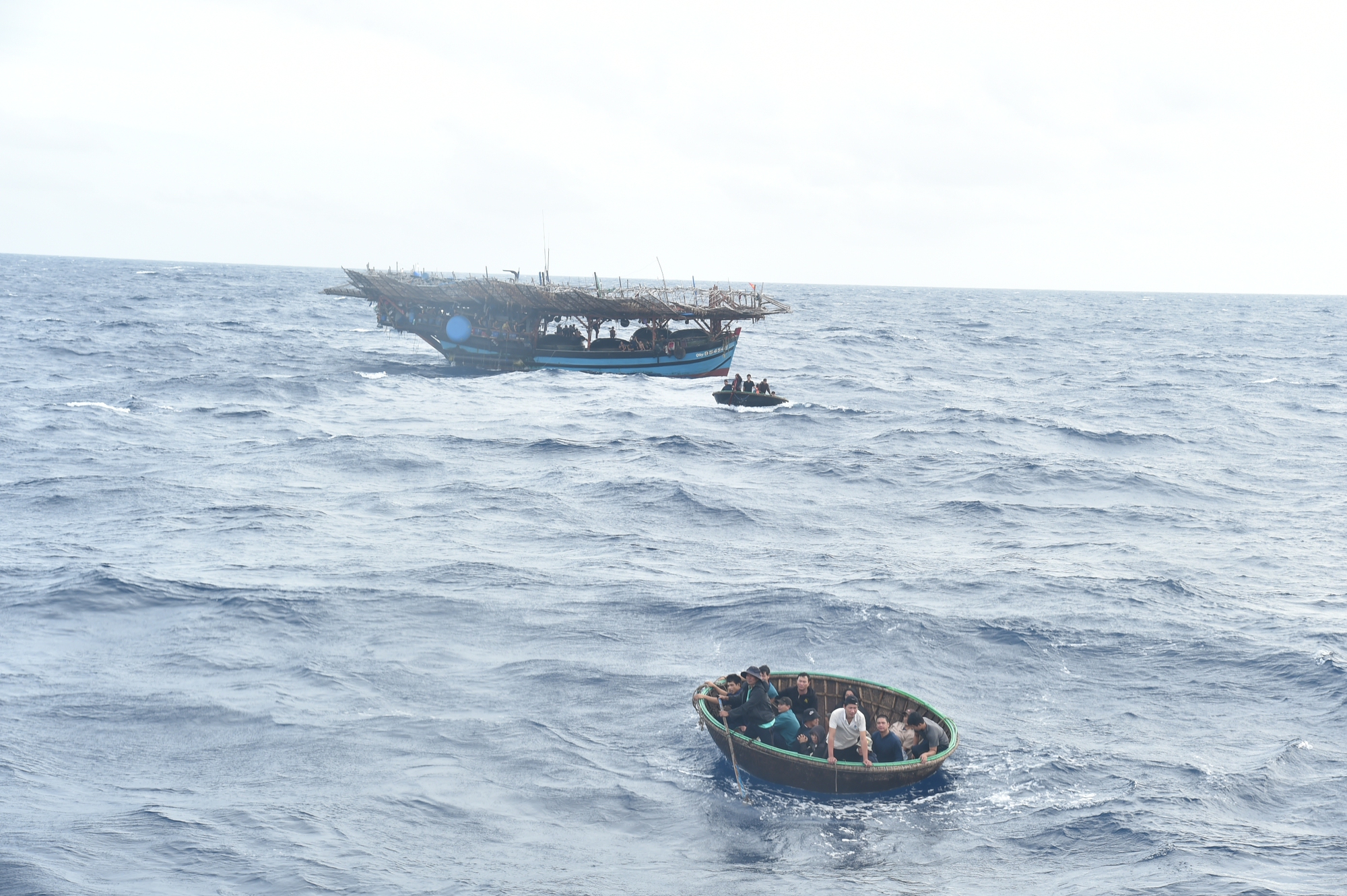 Tiếp nhận 52 thuyền viên tàu cá Đà Nẵng bị cháy, chìm ở Trường Sa- Ảnh 2.